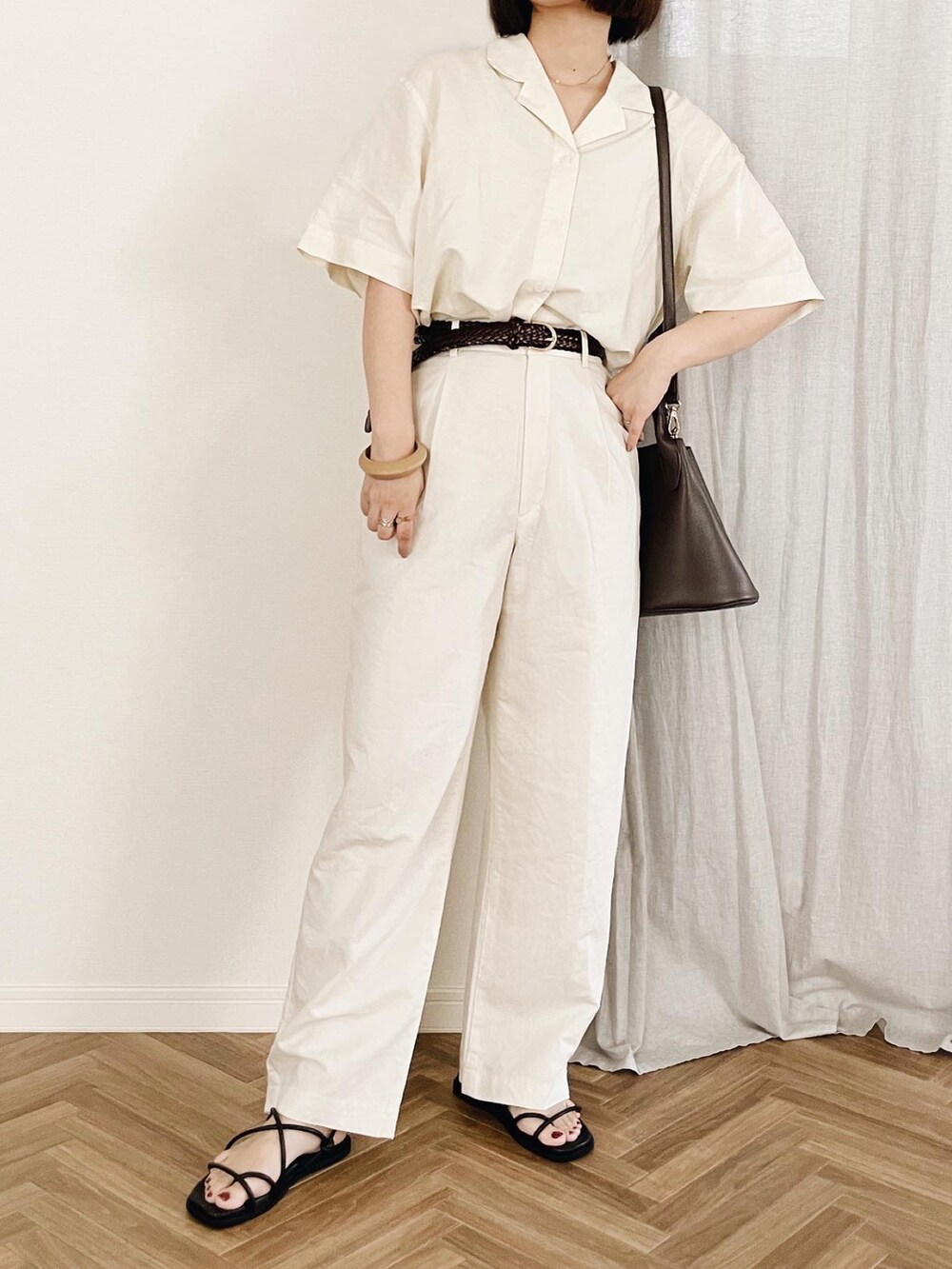 ブラウン系のトートバッグを着用したレディースの夏コーディネートの3枚目の写真