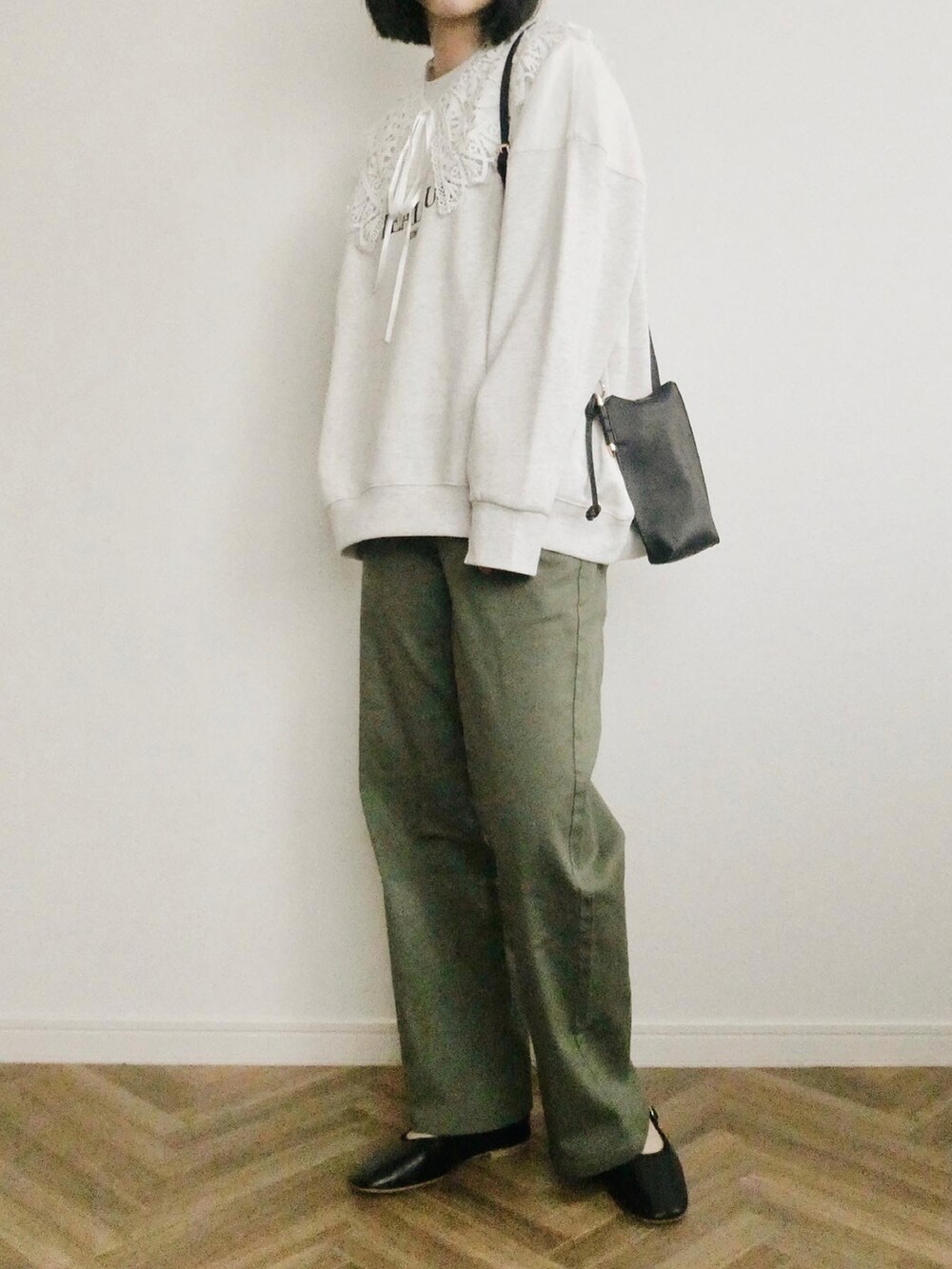 グリーン系のその他パンツ、ブラック系のバレエシューズを着用したレディースの春コーディネートの2枚目の写真