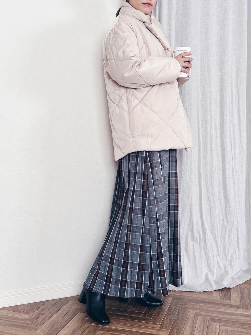 ホワイト系のダウンジャケット/コート、グレー系のスカートを着用したレディースの秋コーディネートの2枚目の写真