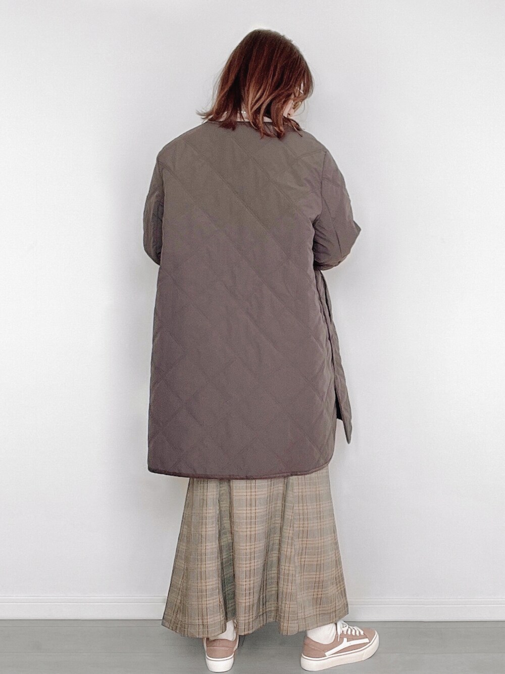 ベージュ系のショルダーバッグ、グレー系のノーカラーコート、ベージュ系のニット/セーターを着用したレディースの秋コーディネートの2枚目の写真