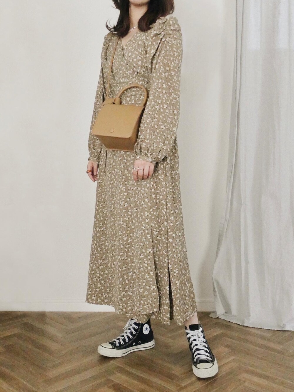 ブラック系のスニーカー、ベージュ系のショルダーバッグ、ベージュ系のワンピースを着用したレディースの春コーディネートの2枚目の写真