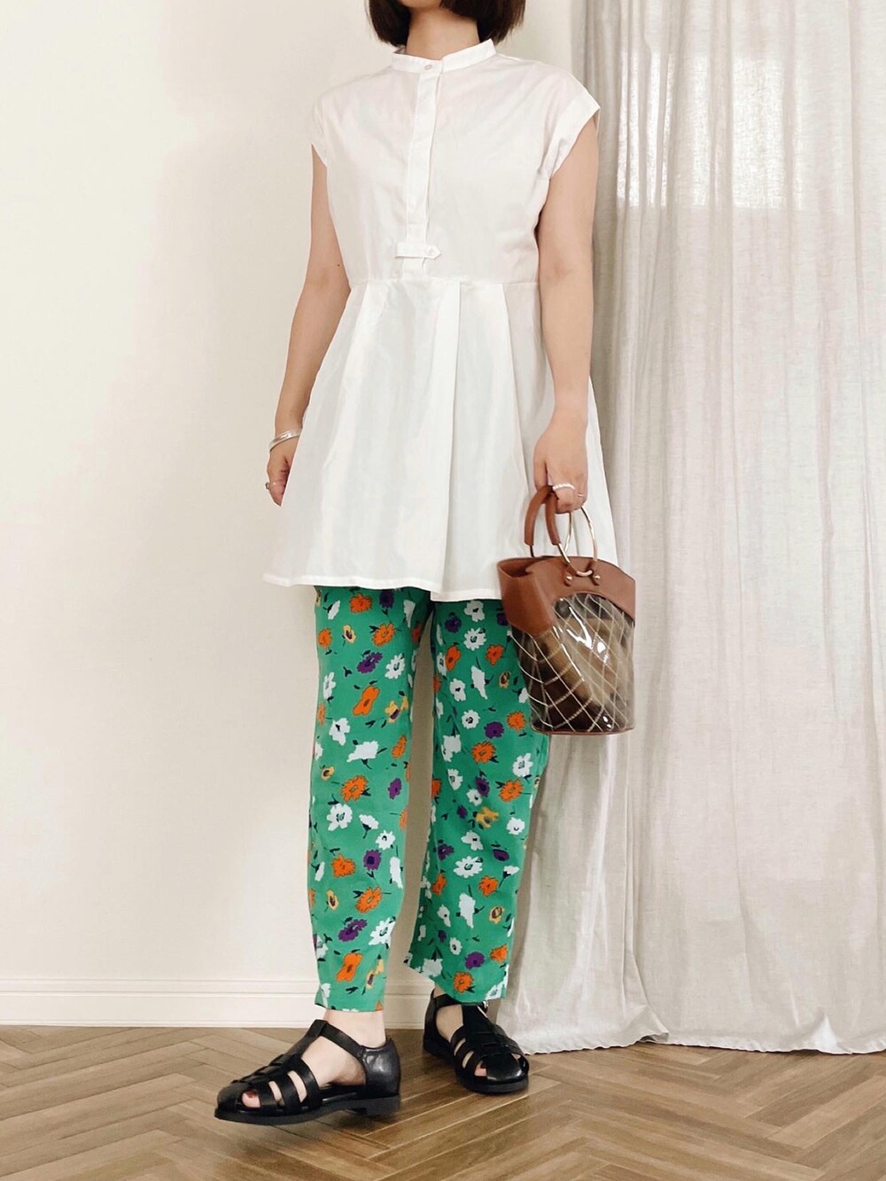 グリーン系のその他パンツを着用したレディースの夏コーディネートの2枚目の写真