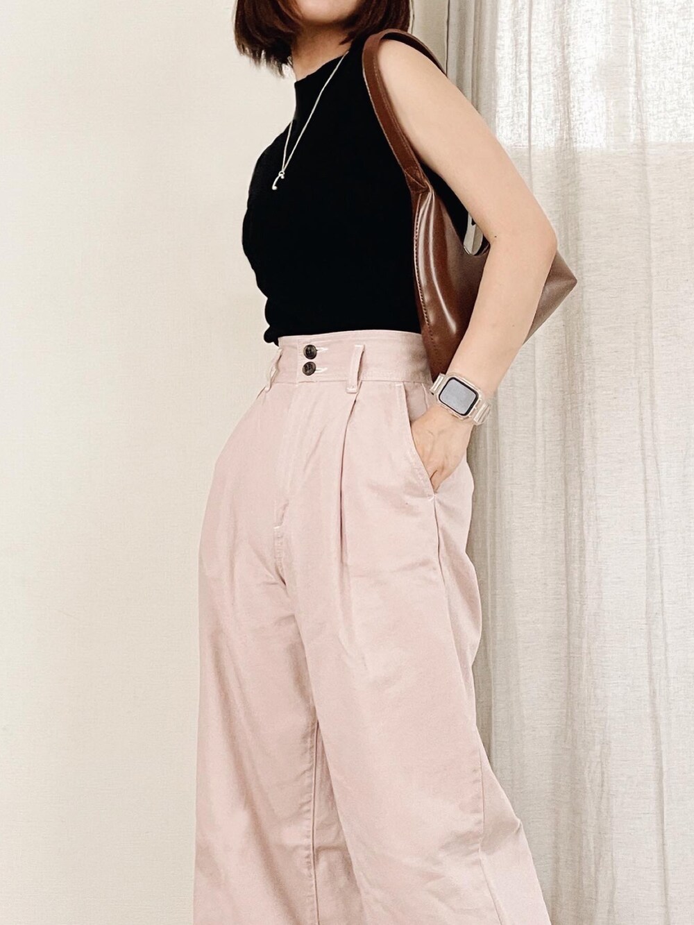 ブラック系のニット/セーターを着用したレディースの夏コーディネートの2枚目の写真