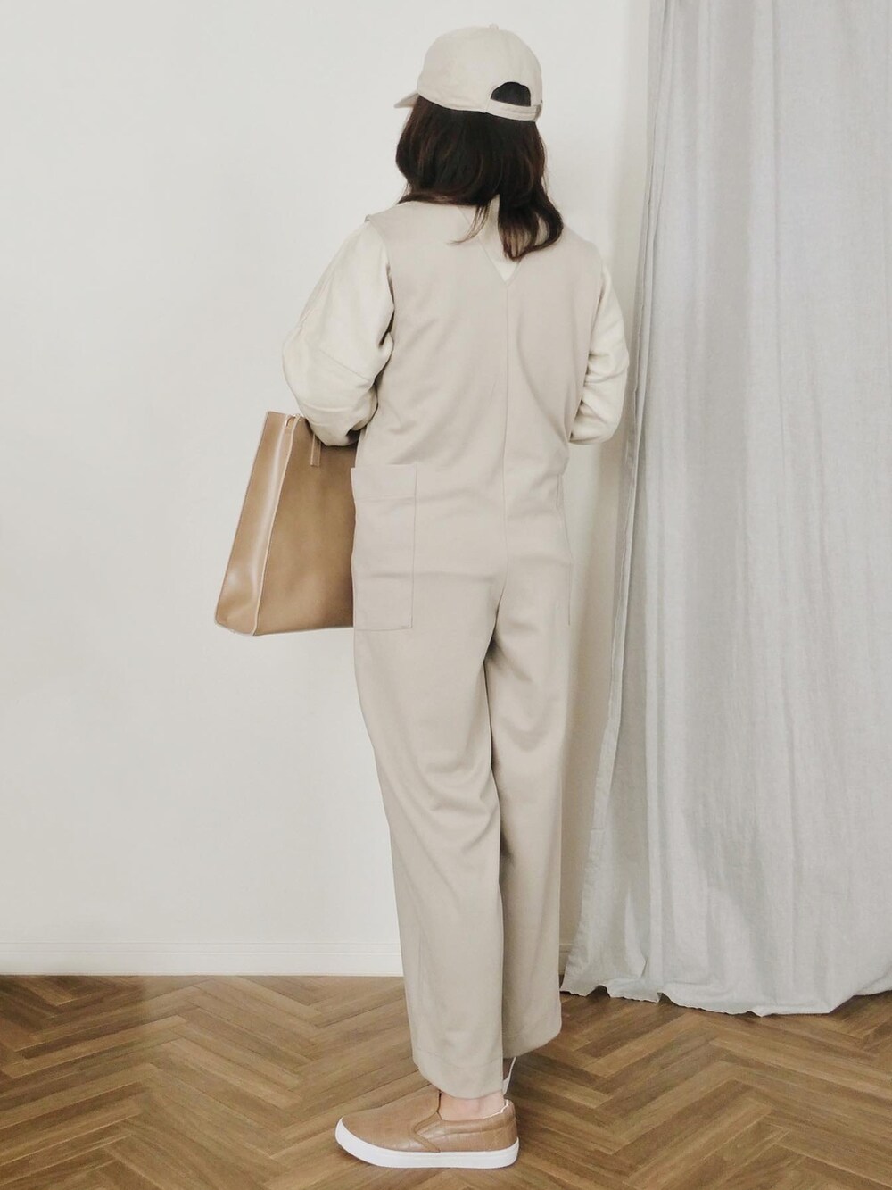 ベージュ系のつなぎ/オールインワン、ホワイト系のスウェット、ベージュ系のスリッポンを着用したレディースの冬コーディネートの2枚目の写真