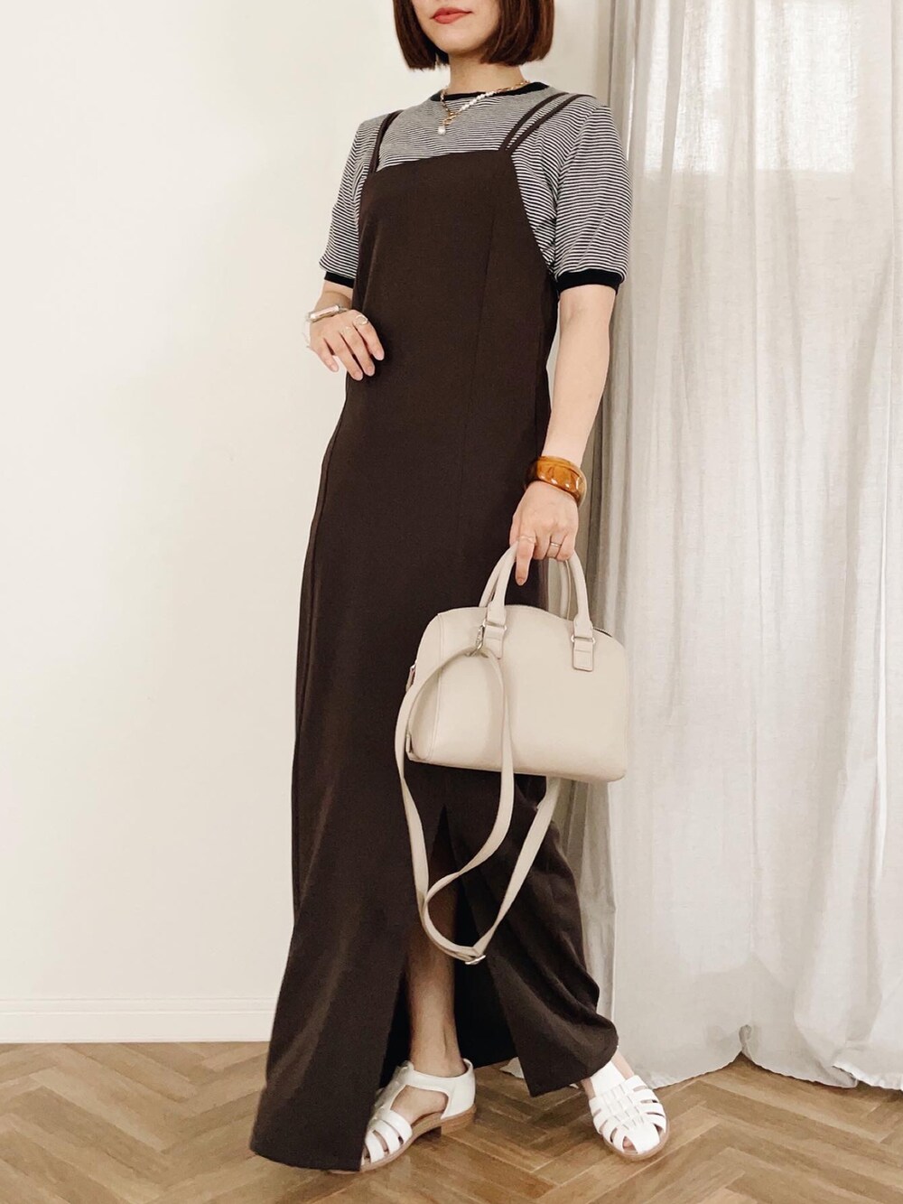 ブラウン系のワンピース、ブラック系のTシャツ/カットソーを着用したレディースの夏コーディネートの3枚目の写真