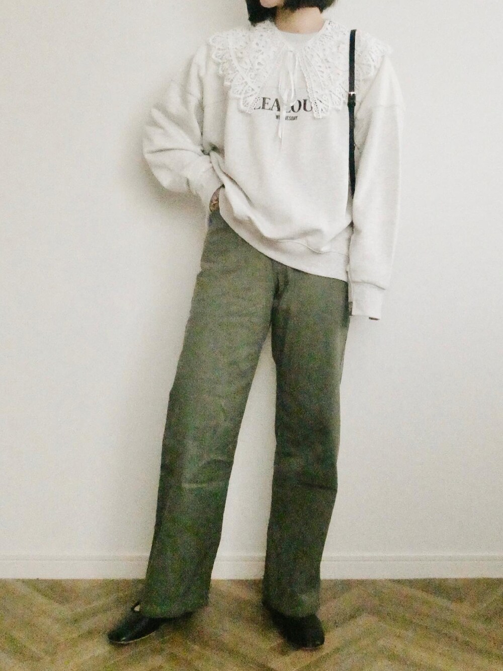 グリーン系のその他パンツ、ブラック系のバレエシューズを着用したレディースの春コーディネートの3枚目の写真