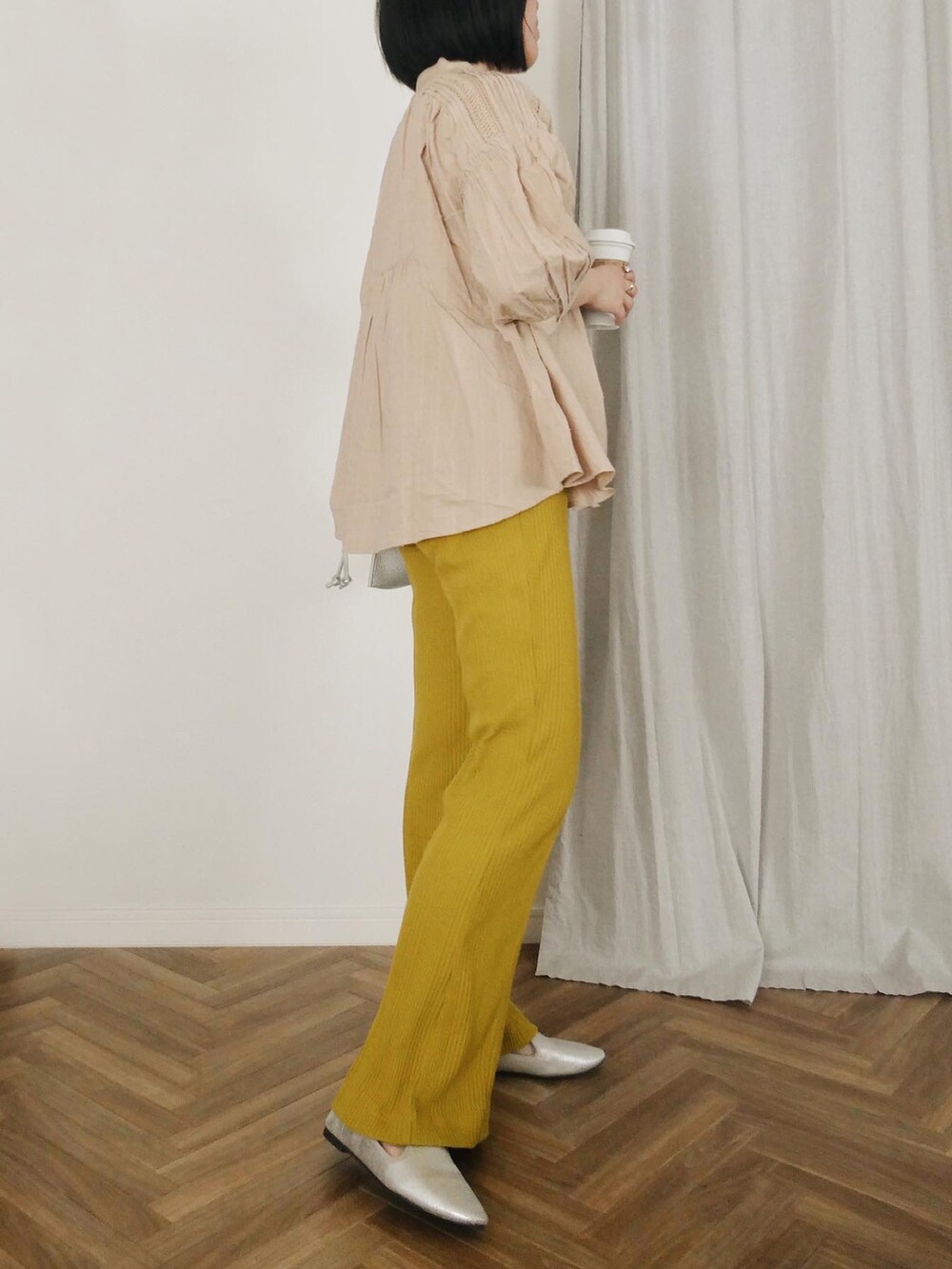 ベージュ系のシャツ/ブラウス、イエロー系のその他パンツ、シルバー系のショルダーバッグを着用したレディースの春コーディネートの2枚目の写真