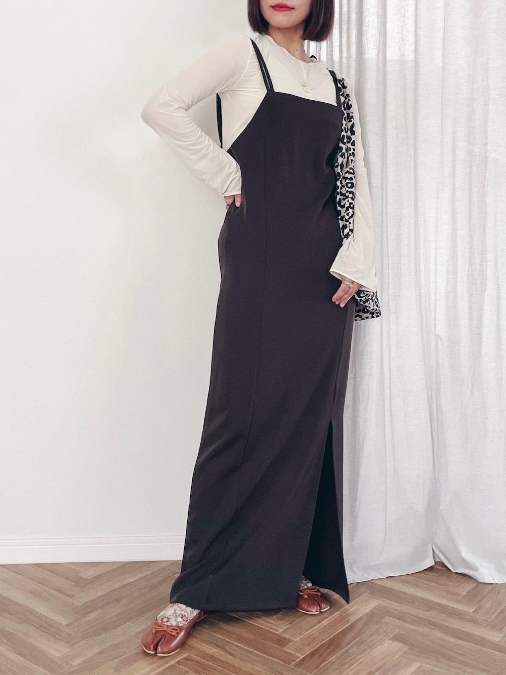 ブラウン系のワンピース、ベージュ系のトートバッグを着用したレディースの秋コーディネートの3枚目の写真