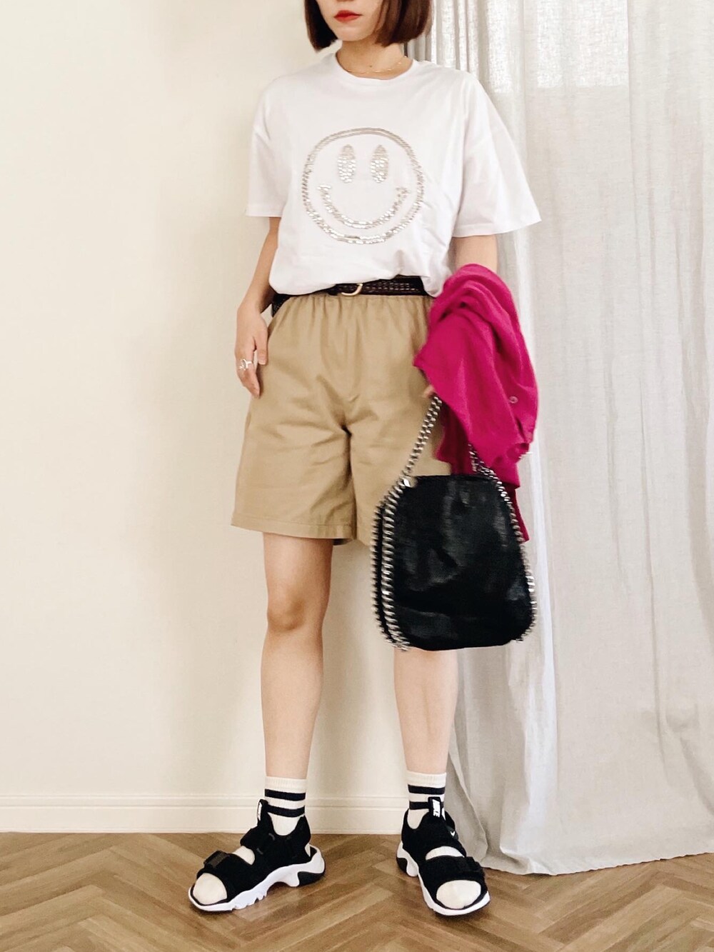 ホワイト系のTシャツ/カットソー、ブラック系のサンダル、ブラック系のショルダーバッグを着用したレディースの夏コーディネートの2枚目の写真