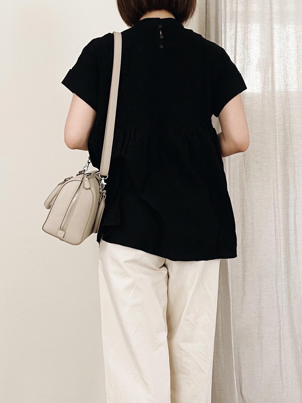 ブラック系のシャツ/ブラウス、ホワイト系のサンダルを着用したレディースの夏コーディネートの3枚目の写真