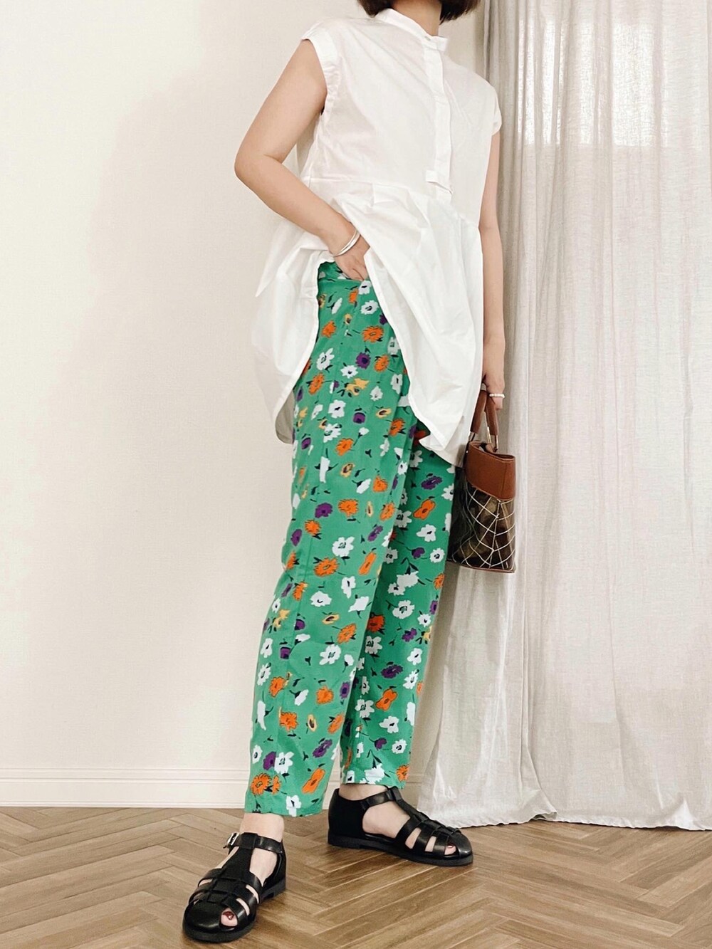 グリーン系のその他パンツを着用したレディースの夏コーディネートの3枚目の写真