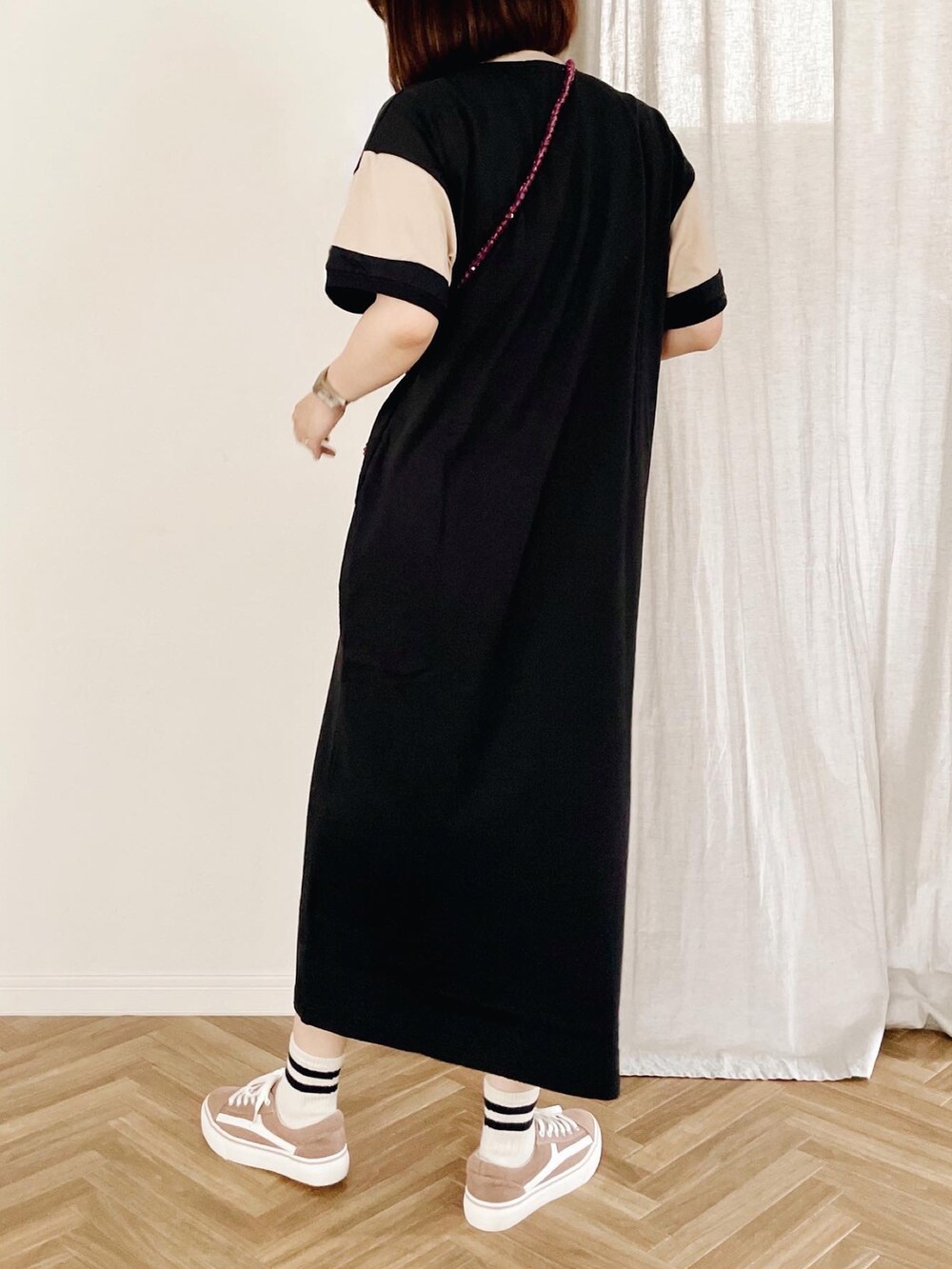 ベージュ系のアナログ腕時計を着用したレディースの夏コーディネートの3枚目の写真