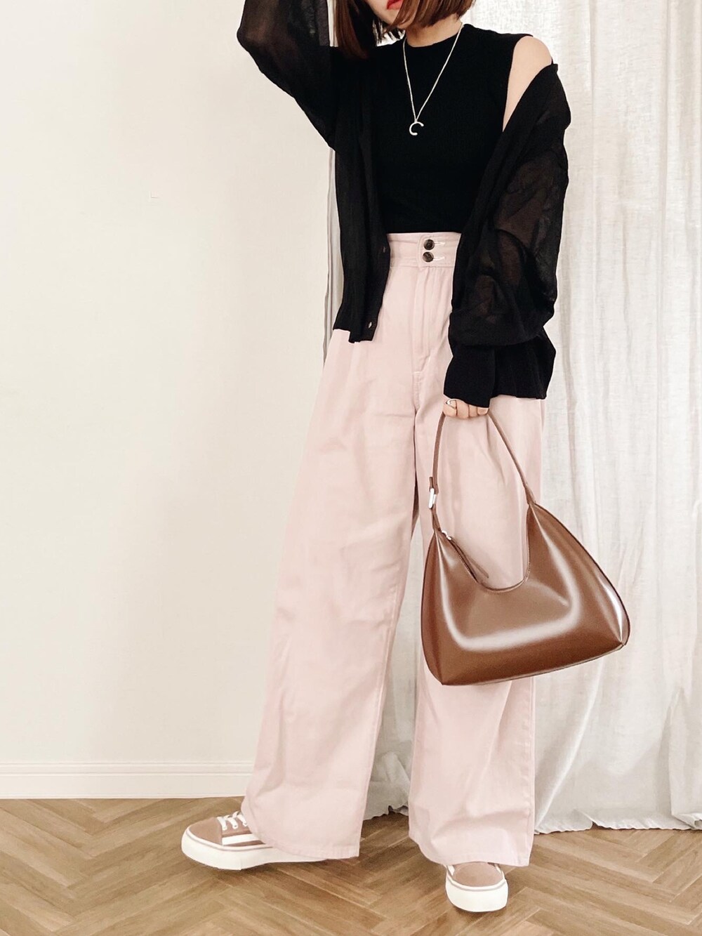 ブラック系のニット/セーターを着用したレディースの夏コーディネートの3枚目の写真