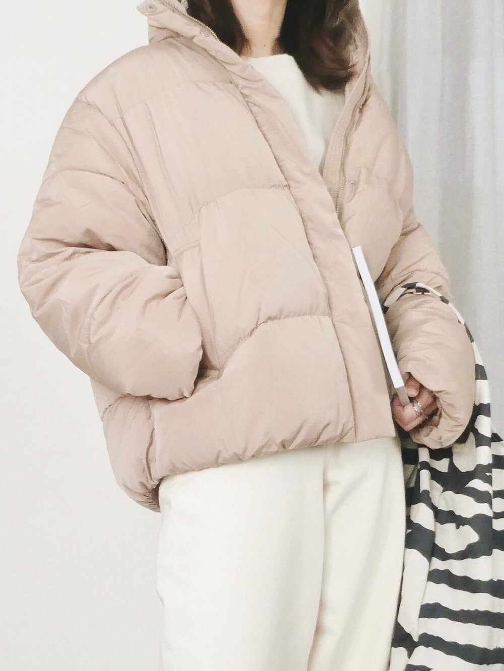 ベージュ系のダウンジャケット/コート、その他のトートバッグ、ベージュ系のスリッポンを着用したレディースの冬コーディネートの2枚目の写真