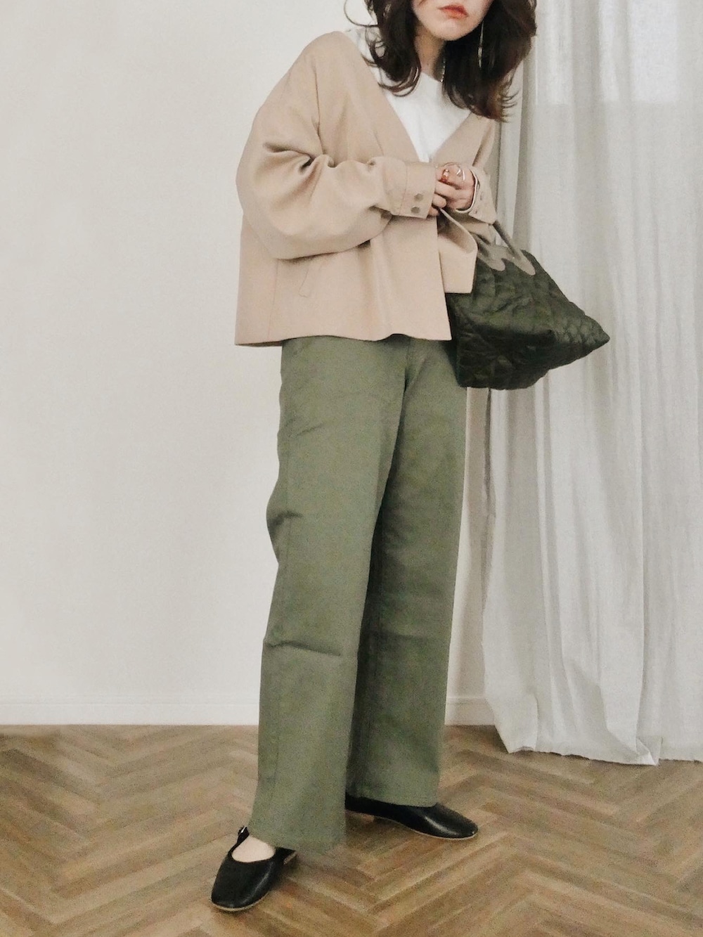 「春服みてみて、大人カジュアル、きれいめカジュアル、パンツスタイル、お出かけコーデ、大人女子、着回しコーデ、キャップ、プチプラ、春アウター、トートバッグ、新作、ootd」｜「zootieのウエストボタン ストレッチパンツ［ツイル］（その他パンツ、グリーン系）」を使った、ひぃちゃんさん（レディース・163cm）の春コーディネートの3枚目の写真