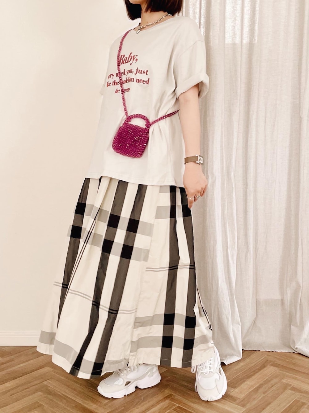 ホワイト系のスカート、ホワイト系のスニーカーを着用したレディースの夏コーディネートの3枚目の写真