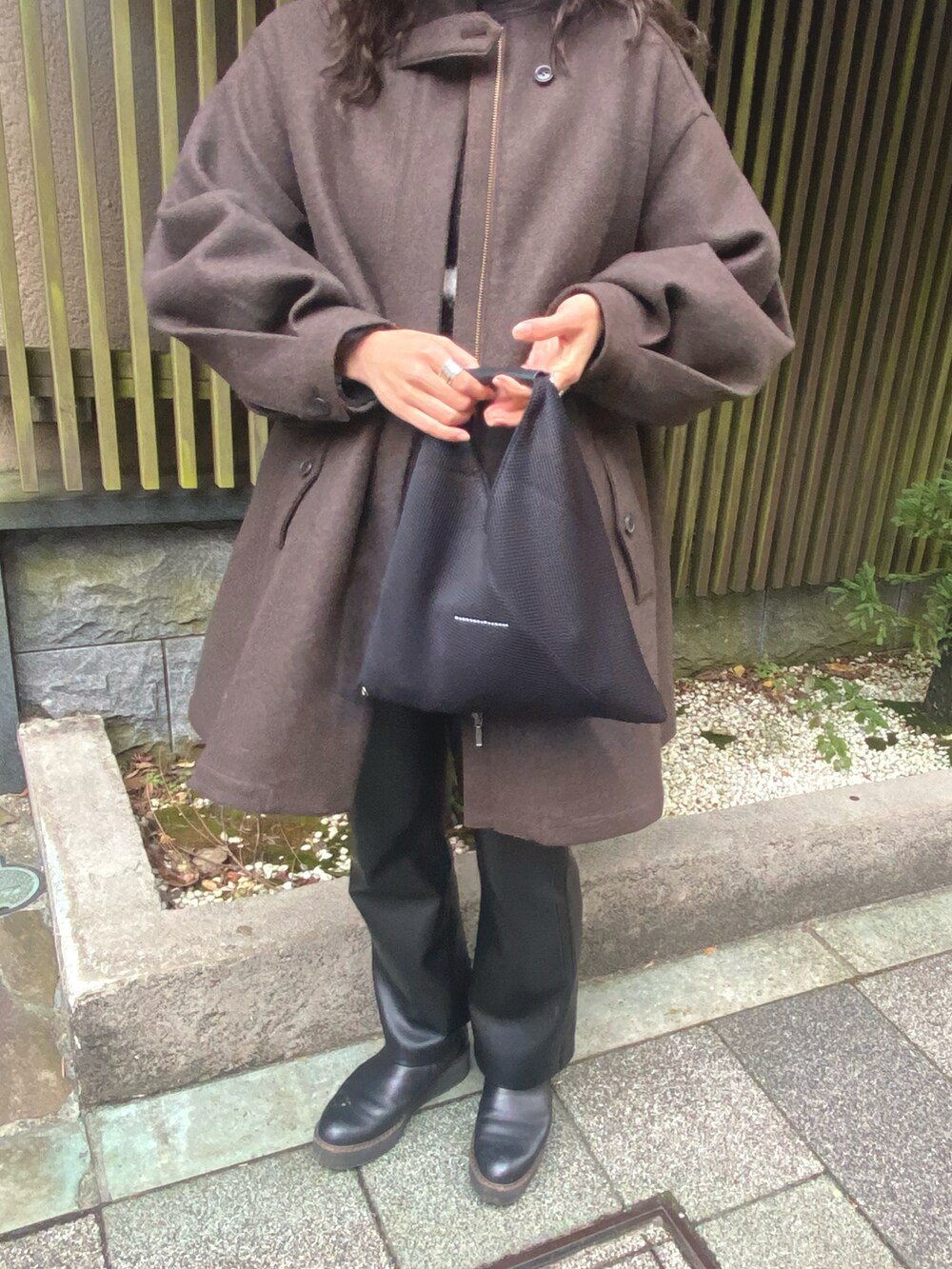 「カジュアルコーデ、オトナカジュアル、メゾンマルジェラ、MM6 Maison Martin Margiela、ビッグシルエット、お洒落さんとつながりたい、レザーパンツ、サイドゴアブーツ、ニット、冬アウター、コート、モード、未来のWEARISTAプロジェクト」｜「ZARAのアイテム（その他パンツ、ブラック系）」を使った、emu.さん（レディース・161cm）の冬コーディネートの2枚目の写真