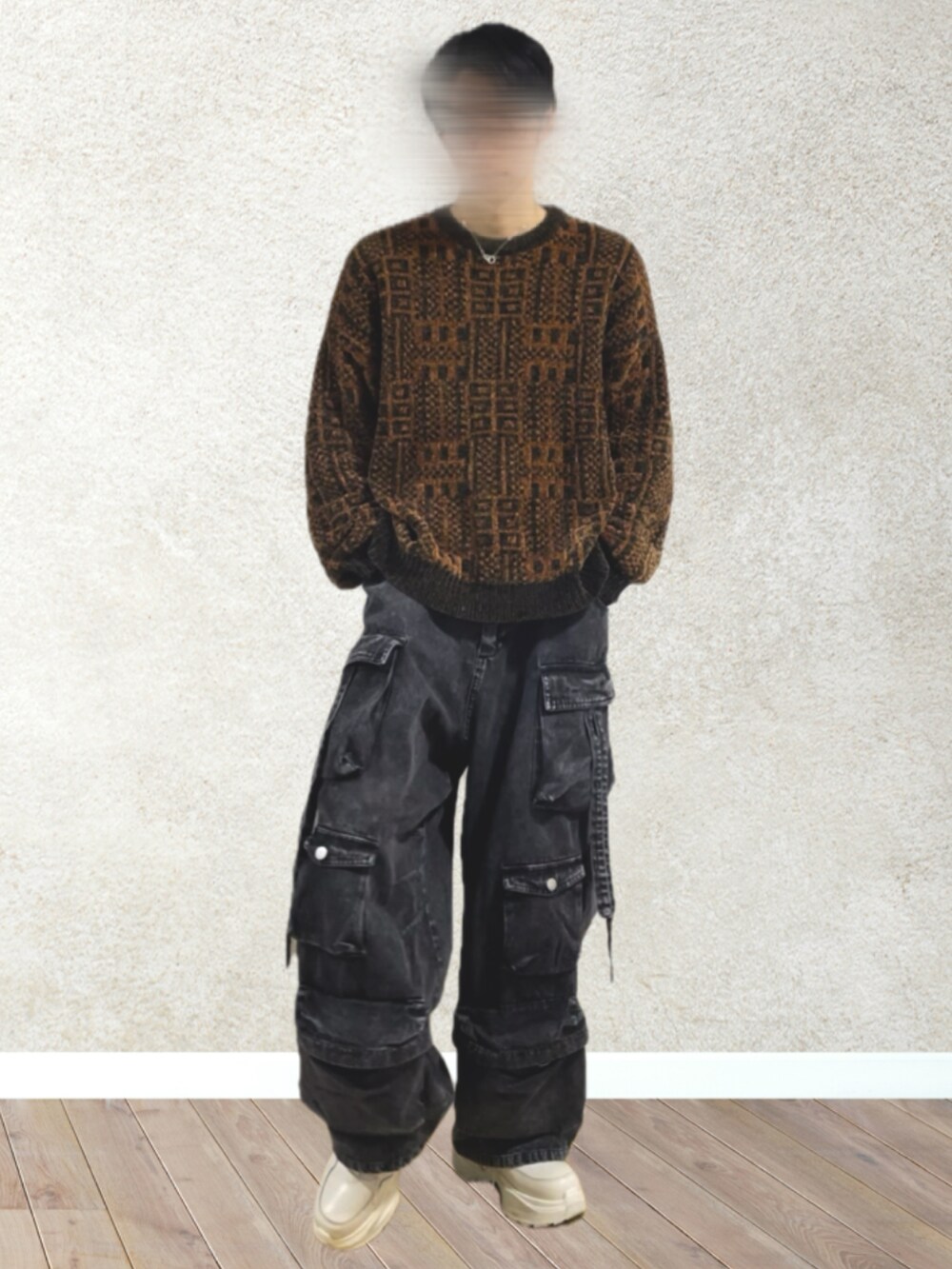 その他のニット/セーター、ブラック系のカーゴパンツ、ホワイト系のスニーカーを着用したメンズの春コーディネートの3枚目の写真