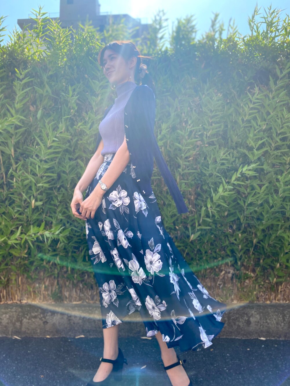 ブルー系のスカート、パープル系のニット/セーター、ブルー系のカーディガン/ボレロを着用したレディースの夏コーディネートの2枚目の写真