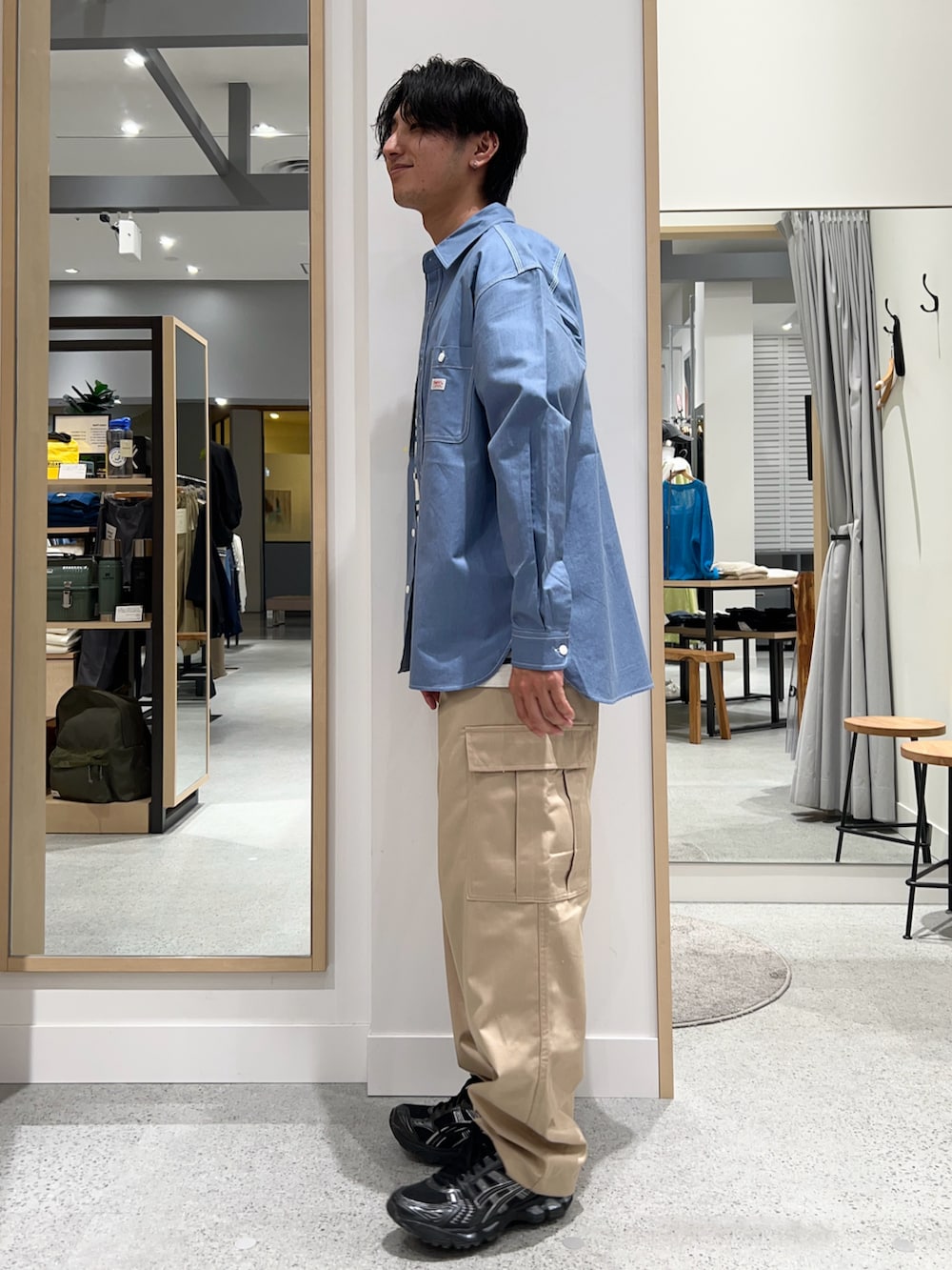 ベージュ系のカーゴパンツ、ブルー系のシャツ/ブラウス、ホワイト系のTシャツ/カットソーを着用したメンズの春コーディネートの2枚目の写真