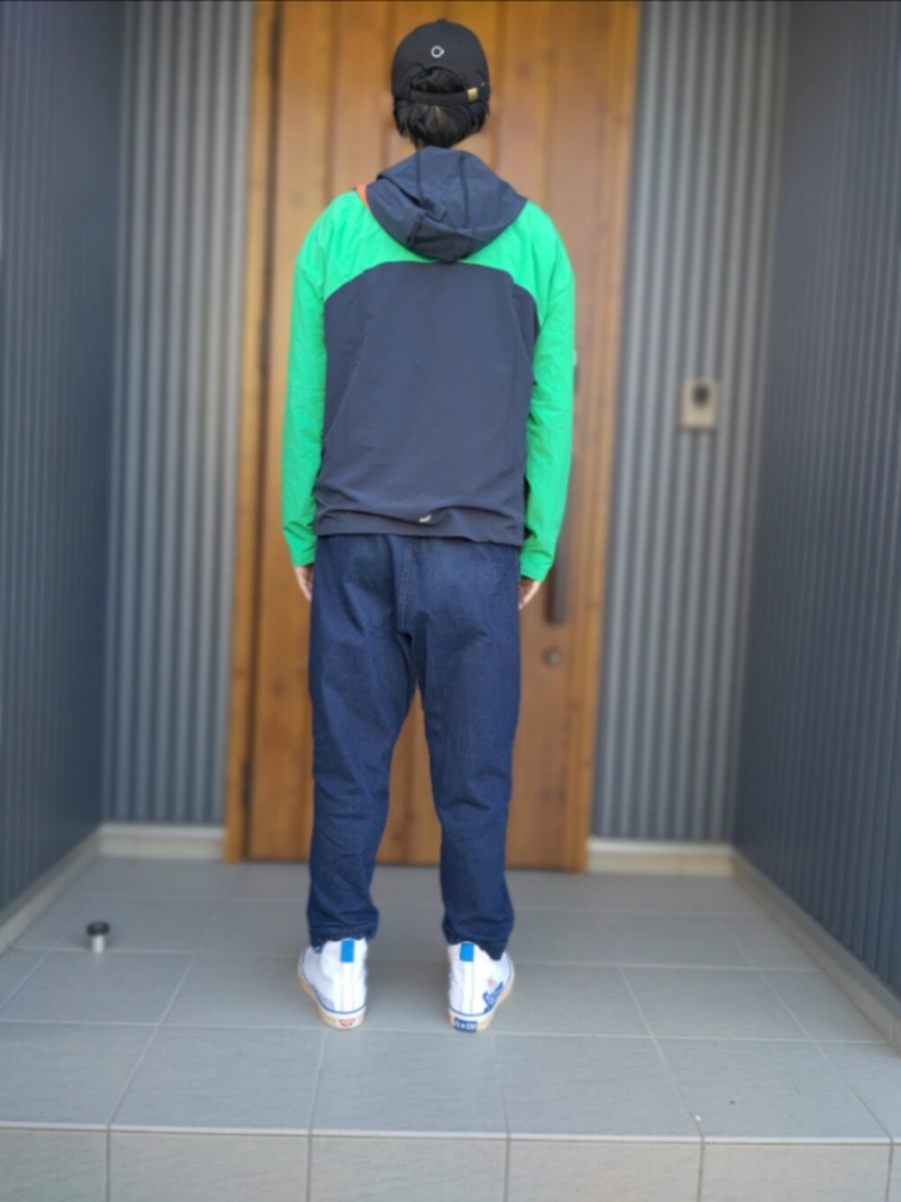 グレー系のスウェット、その他のナイロンジャケット、ブルー系のデニムパンツを着用したメンズの春コーディネートの2枚目の写真