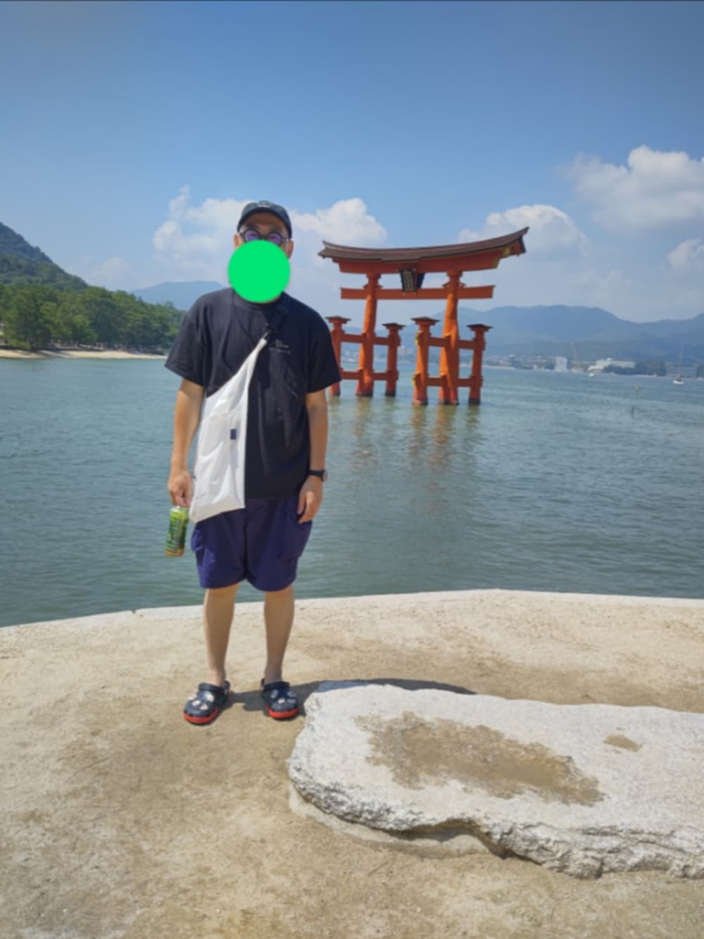 ブラック系のTシャツ/カットソー、ブルー系のその他パンツ、ホワイト系のエコバッグ/サブバッグを着用したメンズの夏コーディネートの2枚目の写真