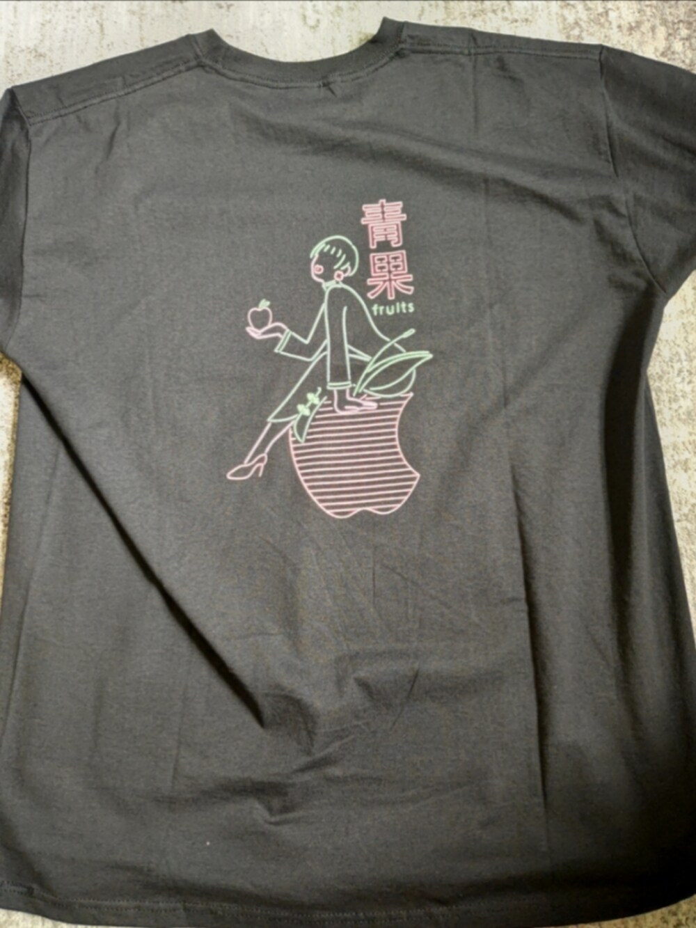 ブラック系のTシャツ/カットソー、ベージュ系のパンツ、ブラック系のサンダルを着用したメンズの夏コーディネートの2枚目の写真