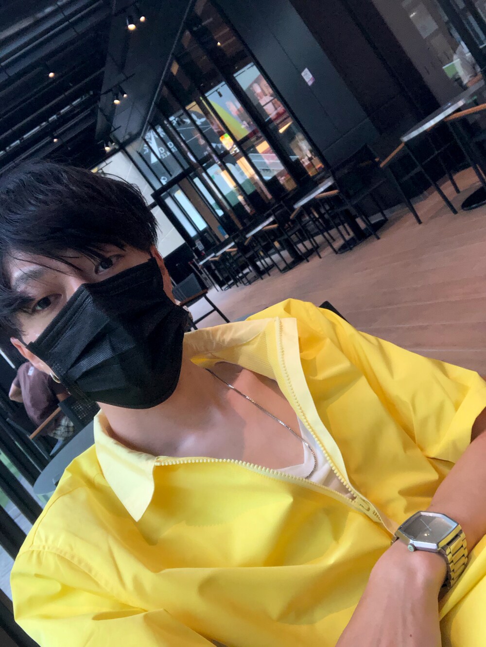 グレー系のデニムパンツを着用したメンズの夏コーディネートの2枚目の写真