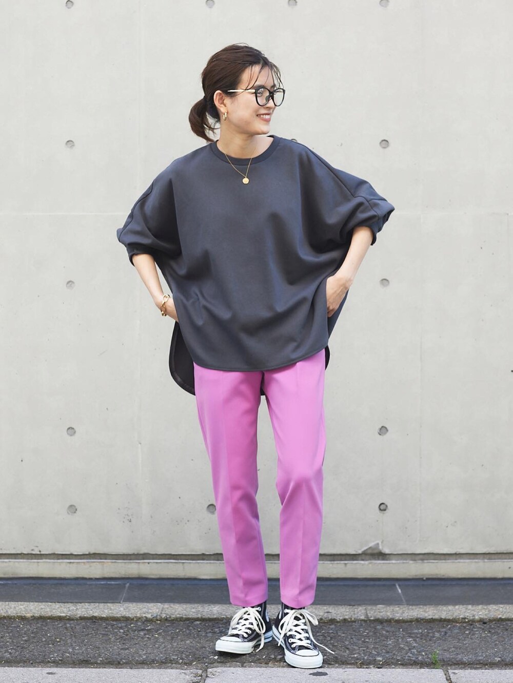 ピンク系のスラックス、グレー系のスウェットを着用したレディースの秋コーディネートの2枚目の写真