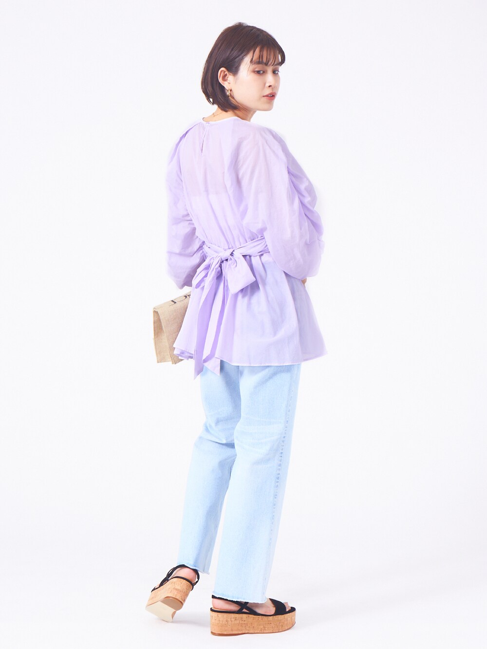 ブルー系のデニムパンツ、パープル系のシャツ/ブラウス、ブラック系のサンダルを着用したレディースの春コーディネートの2枚目の写真