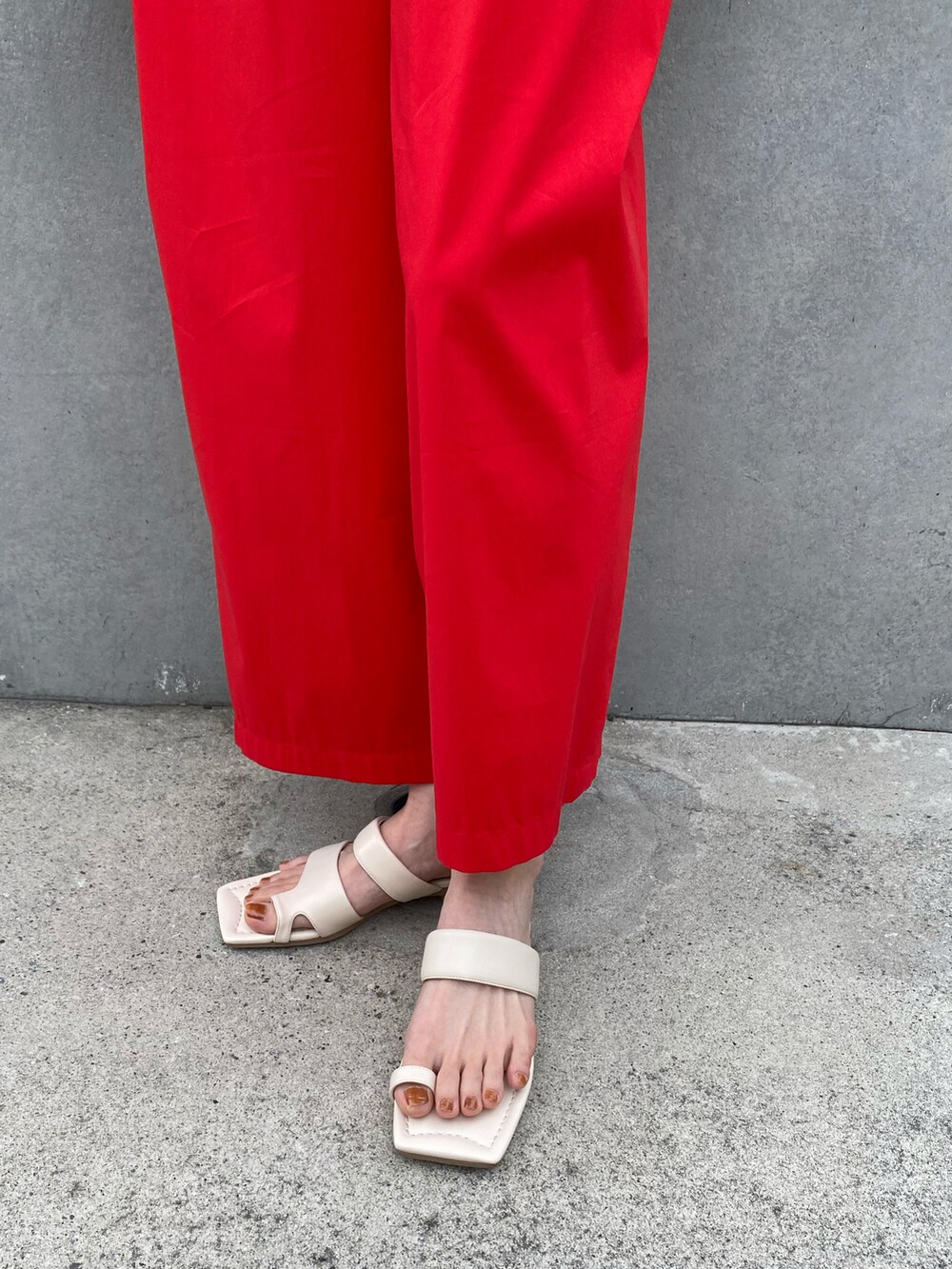 ホワイト系のサンダル、ベージュ系のニット/セーターを着用したレディースの春コーディネートの2枚目の写真