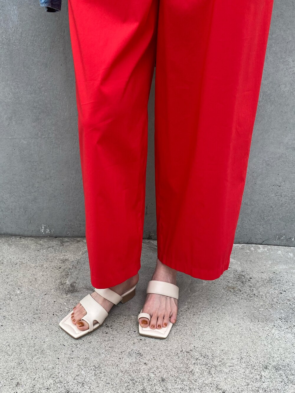 ホワイト系のサンダル、ベージュ系のニット/セーターを着用したレディースの春コーディネートの3枚目の写真