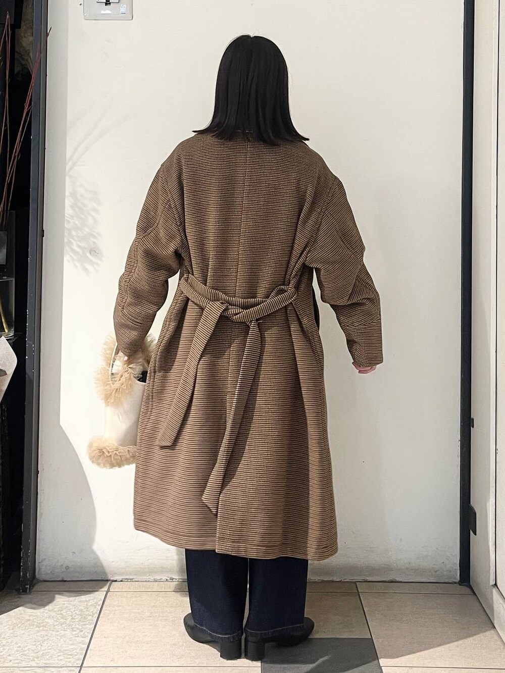 「ワントーン、ベーシック/シンプル、きれいめ、LOWRYS FARM、ローリーズスタイル_LOWRYS FARM、デニムパンツ、アウター、冬コーデ、冬アウター、コート、デート/ロマンティック、デートコーデ」｜「LOWRYS FARMのウールライクチェックスタンドコート　116474（ステンカラーコート、ブラウン系）」を使った、もえこさん（レディース・156cm）の冬コーディネートの5枚目の写真