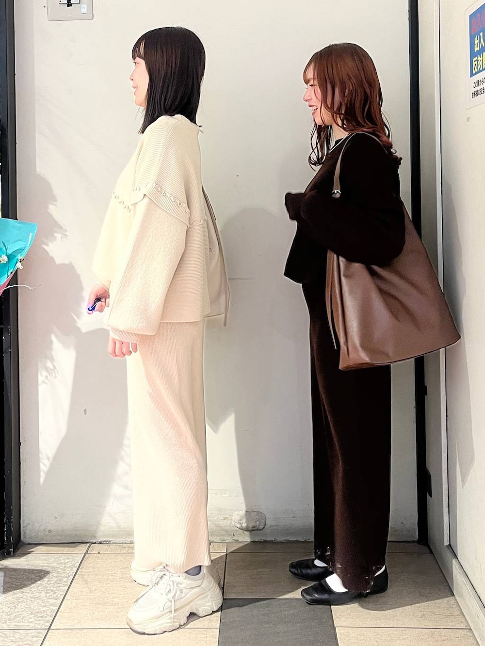 「きれいめ、ワントーン、ベーシック/シンプル、LOWRYS FARM、カジュアル、デート/ロマンティック、デートコーデ、セールコーデ、ローリーズスタイル_LOWRYS FARM、カジュアルコーデ、セットアップ、ニット、スカート」｜「LOWRYS FARMのヤワラカルイ２ＷＡＹショルダーＢＡＧ 115210（ショルダーバッグ、ホワイト系）」を使った、もえこさん（レディース・156cm）の冬コーディネートの2枚目の写真