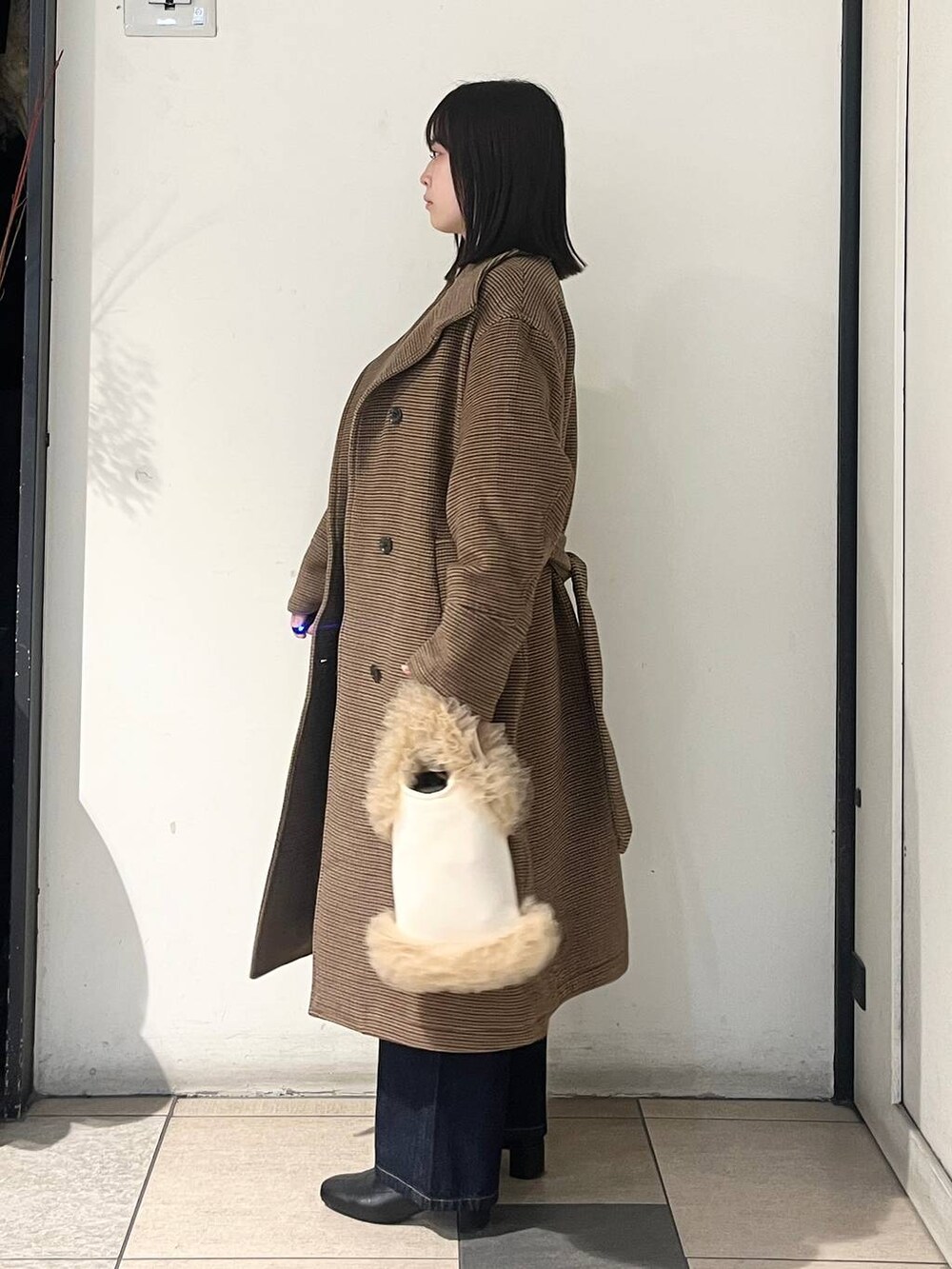 「ワントーン、ベーシック/シンプル、きれいめ、LOWRYS FARM、ローリーズスタイル_LOWRYS FARM、デニムパンツ、アウター、冬コーデ、冬アウター、コート、デート/ロマンティック、デートコーデ」｜「LOWRYS FARMのウールライクチェックスタンドコート　116474（ステンカラーコート、ブラウン系）」を使った、もえこさん（レディース・156cm）の冬コーディネートの4枚目の写真