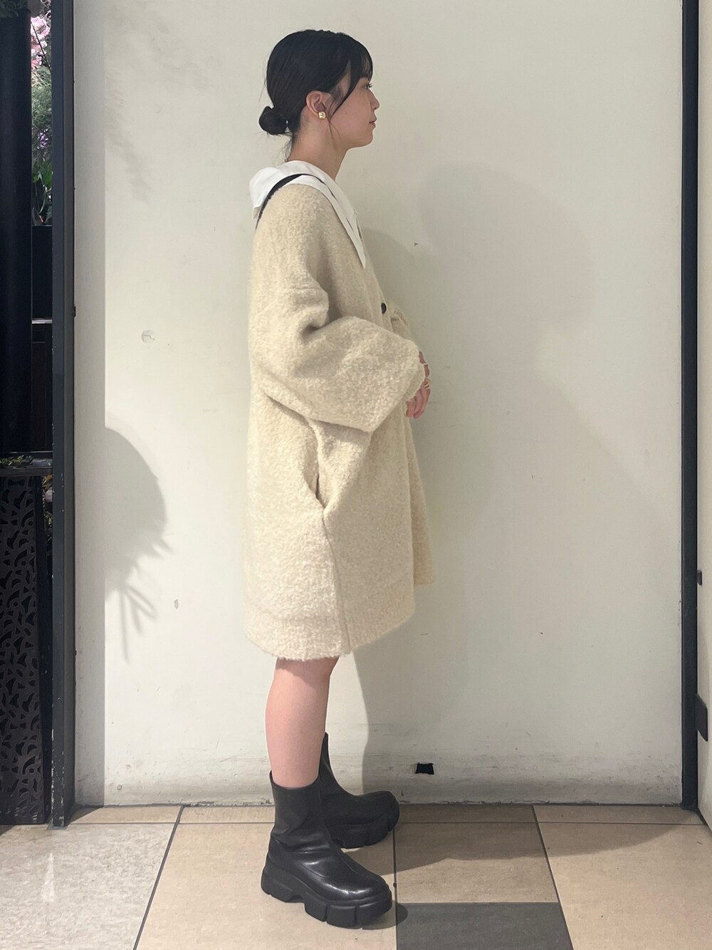 「LOWRYS FARM、ローリーズファーム(LOWRYS FARM)、ワンピース、カーディガン、秋コーデ、甘め、淡色コーデ」｜「LOWRYS FARMのスクエアボストンバック　980539（ボストンバッグ、ブラック系）」を使った、もえこさん（レディース・156cm）の秋コーディネートの5枚目の写真
