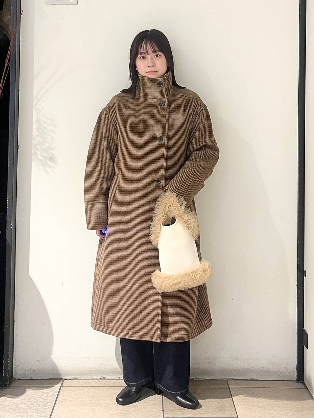 「ワントーン、ベーシック/シンプル、きれいめ、LOWRYS FARM、ローリーズスタイル_LOWRYS FARM、デニムパンツ、アウター、冬コーデ、冬アウター、コート、デート/ロマンティック、デートコーデ」｜「LOWRYS FARMのウールライクチェックスタンドコート　116474（ステンカラーコート、ブラウン系）」を使った、もえこさん（レディース・156cm）の冬コーディネートの3枚目の写真