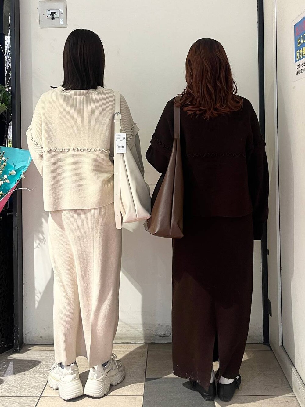 「きれいめ、ワントーン、ベーシック/シンプル、LOWRYS FARM、カジュアル、デート/ロマンティック、デートコーデ、セールコーデ、ローリーズスタイル_LOWRYS FARM、カジュアルコーデ、セットアップ、ニット、スカート」｜「LOWRYS FARMのヤワラカルイ２ＷＡＹショルダーＢＡＧ 115210（ショルダーバッグ、ホワイト系）」を使った、もえこさん（レディース・156cm）の冬コーディネートの3枚目の写真