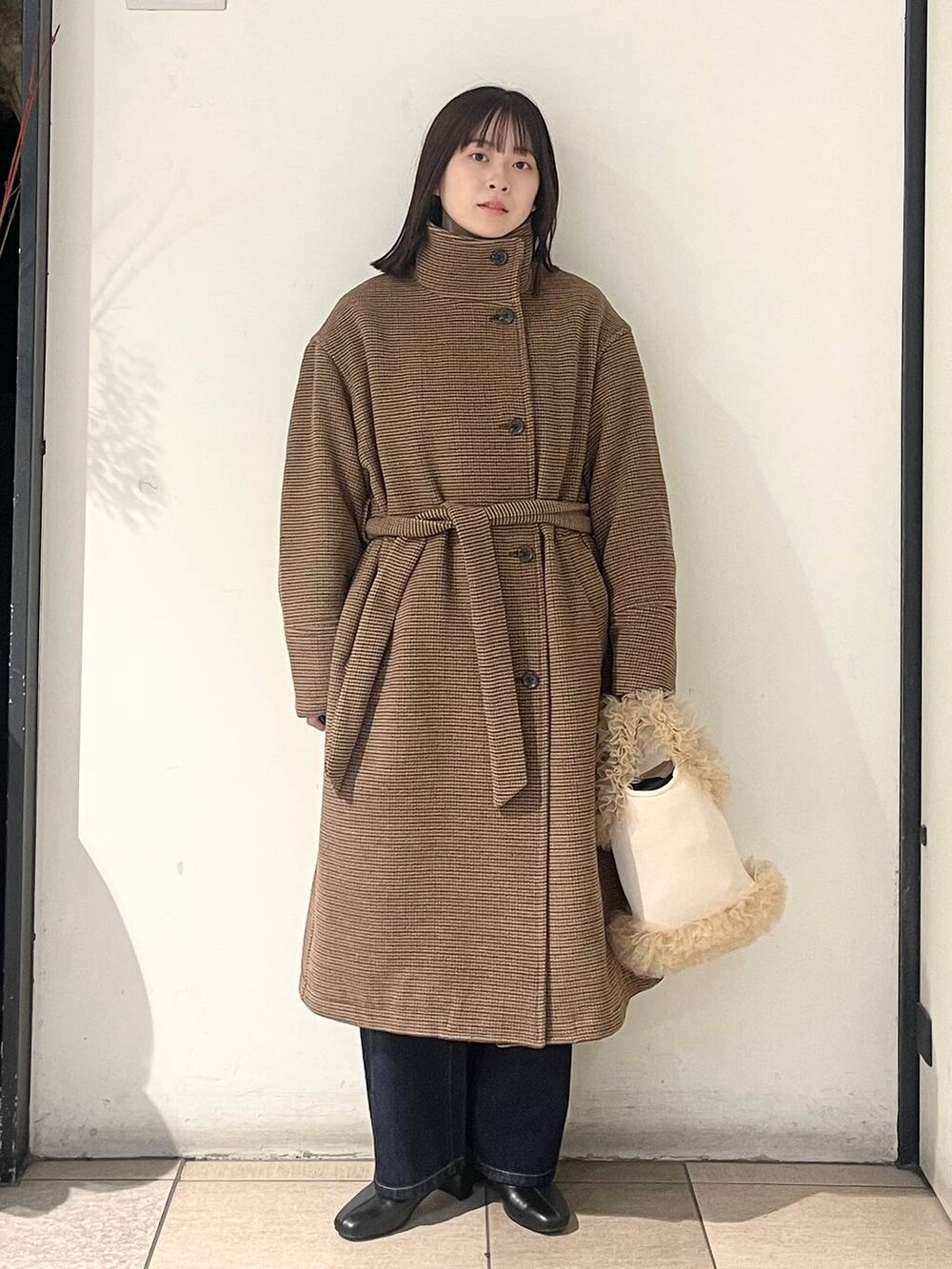 「ワントーン、ベーシック/シンプル、きれいめ、LOWRYS FARM、ローリーズスタイル_LOWRYS FARM、デニムパンツ、アウター、冬コーデ、冬アウター、コート、デート/ロマンティック、デートコーデ」｜「LOWRYS FARMのウールライクチェックスタンドコート　116474（ステンカラーコート、ブラウン系）」を使った、もえこさん（レディース・156cm）の冬コーディネートの2枚目の写真