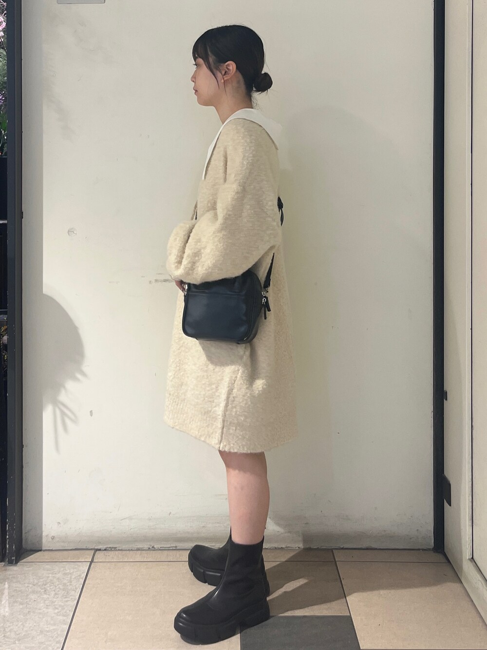 「LOWRYS FARM、ローリーズファーム(LOWRYS FARM)、ワンピース、カーディガン、秋コーデ、甘め、淡色コーデ」｜「LOWRYS FARMのスクエアボストンバック　980539（ボストンバッグ、ブラック系）」を使った、もえこさん（レディース・156cm）の秋コーディネートの3枚目の写真