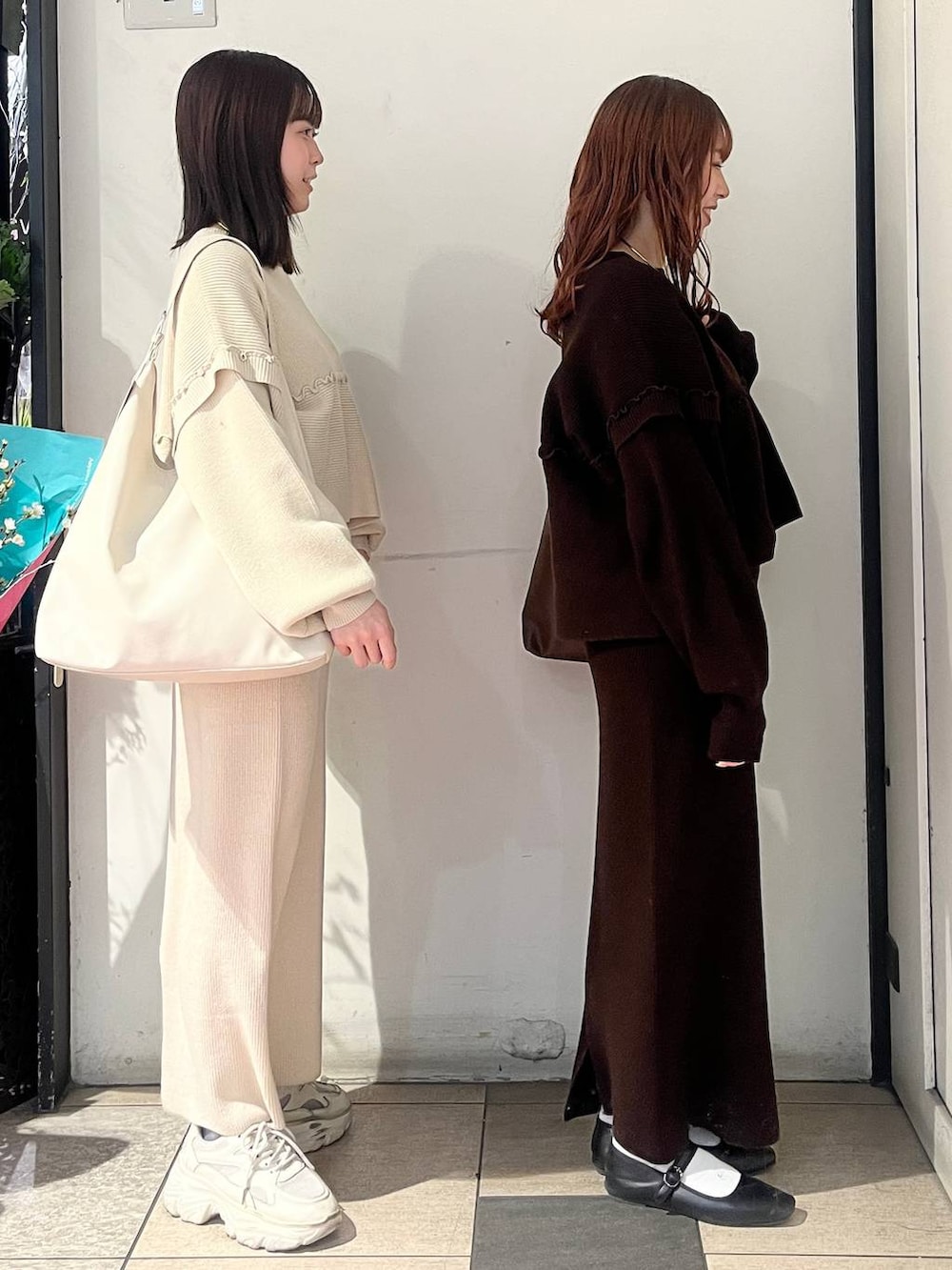 「きれいめ、ワントーン、ベーシック/シンプル、LOWRYS FARM、カジュアル、デート/ロマンティック、デートコーデ、セールコーデ、ローリーズスタイル_LOWRYS FARM、カジュアルコーデ、セットアップ、ニット、スカート」｜「LOWRYS FARMのヤワラカルイ２ＷＡＹショルダーＢＡＧ 115210（ショルダーバッグ、ホワイト系）」を使った、もえこさん（レディース・156cm）の冬コーディネートの4枚目の写真