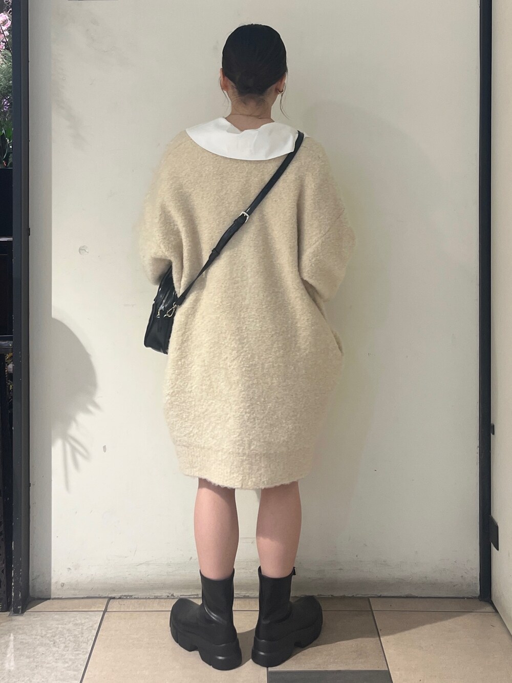 「LOWRYS FARM、ローリーズファーム(LOWRYS FARM)、ワンピース、カーディガン、秋コーデ、甘め、淡色コーデ」｜「LOWRYS FARMのスクエアボストンバック　980539（ボストンバッグ、ブラック系）」を使った、もえこさん（レディース・156cm）の秋コーディネートの4枚目の写真