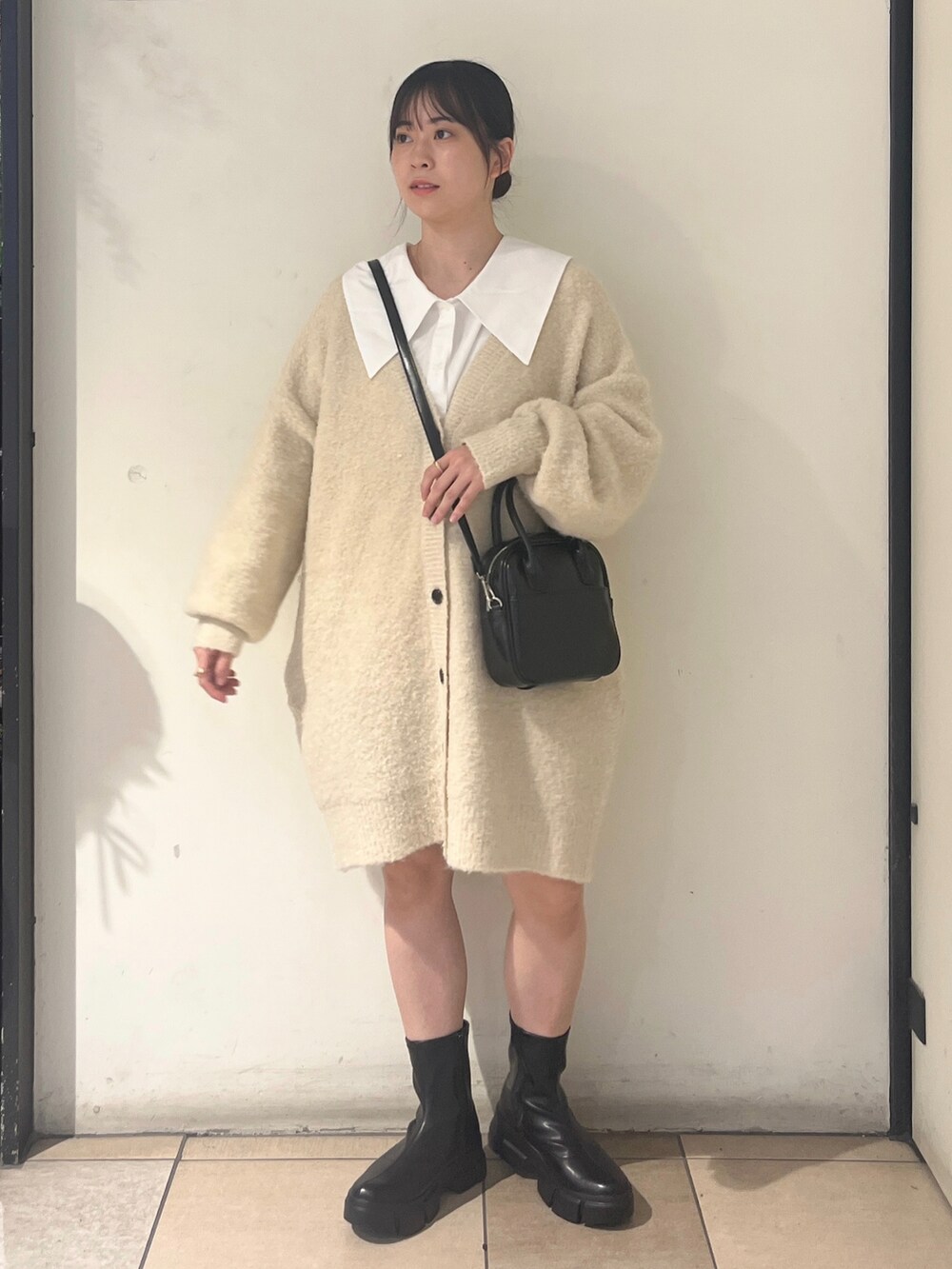 「LOWRYS FARM、ローリーズファーム(LOWRYS FARM)、ワンピース、カーディガン、秋コーデ、甘め、淡色コーデ」｜「LOWRYS FARMのスクエアボストンバック　980539（ボストンバッグ、ブラック系）」を使った、もえこさん（レディース・156cm）の秋コーディネートの2枚目の写真
