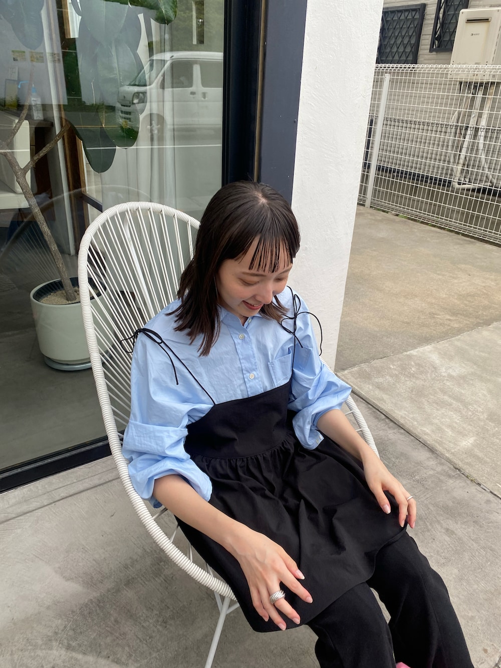 ブラック系のキャミソールを着用したレディースの夏コーディネートの3枚目の写真