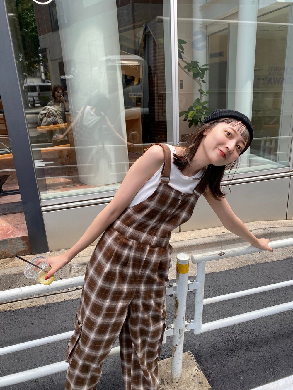 ブラウン系のサロペット/オーバーオールを着用したレディースの夏コーディネートの2枚目の写真