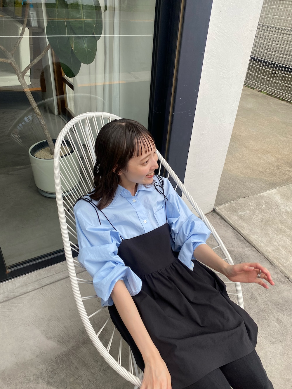 ブラック系のキャミソールを着用したレディースの夏コーディネートの2枚目の写真