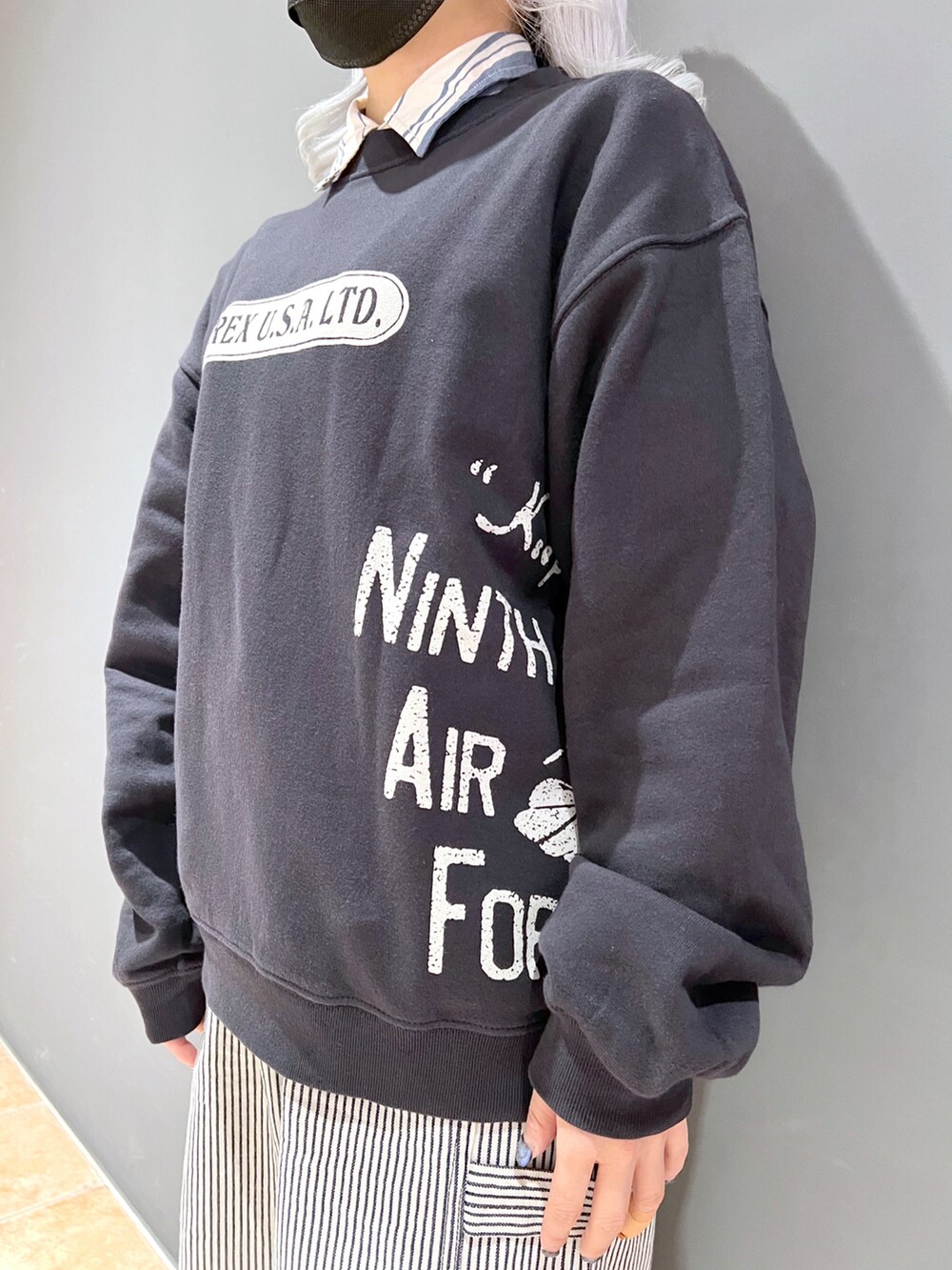 ブルー系のスウェット、その他のデニムパンツ、ブラック系のソックス/靴下を着用したレディースの秋コーディネートの2枚目の写真