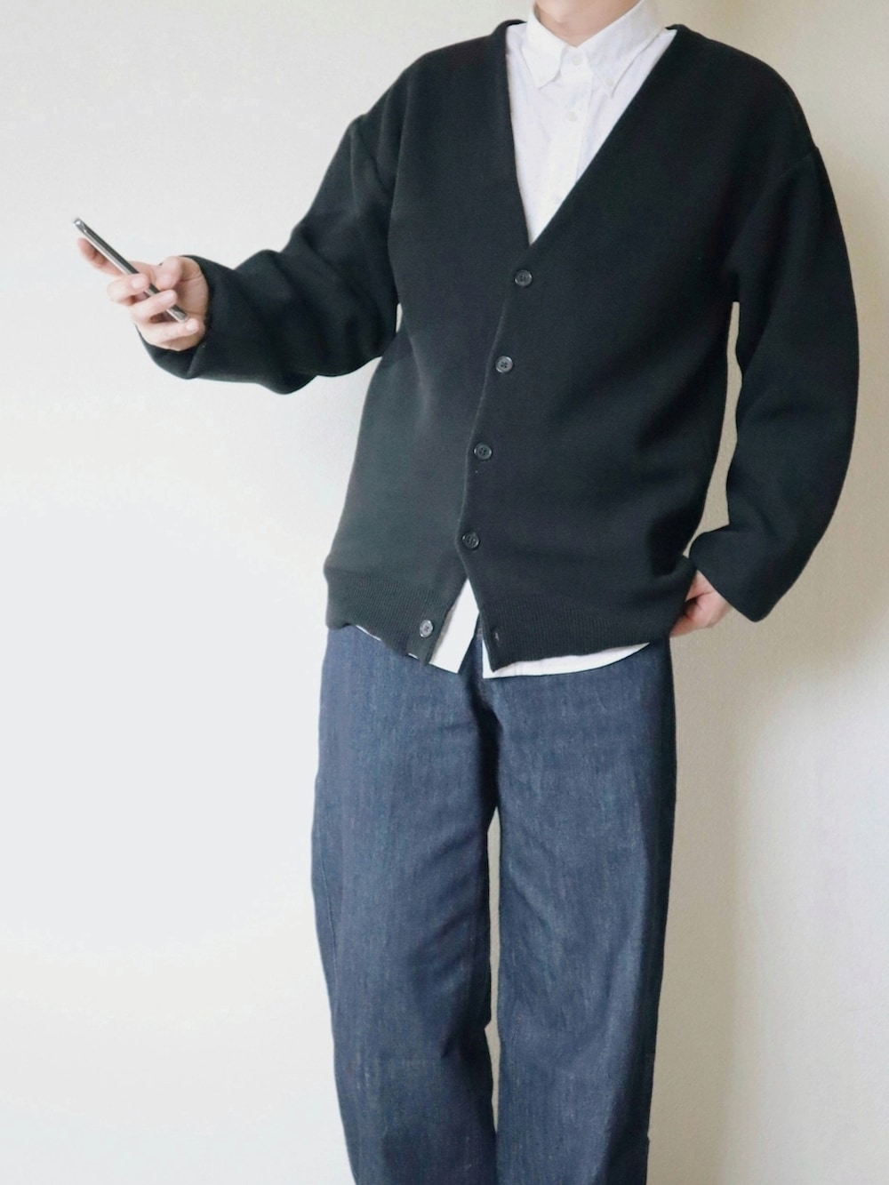 ホワイト系のトートバッグ、ブルー系のデニムパンツ、ホワイト系のシャツ/ブラウスを着用したメンズの秋コーディネートの3枚目の写真