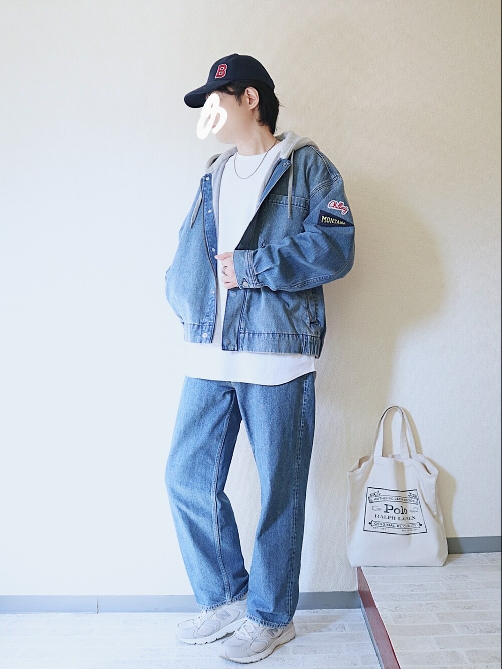 グレー系のスニーカー、ホワイト系のトートバッグ、ホワイト系のTシャツ/カットソーを着用したメンズの春コーディネートの3枚目の写真