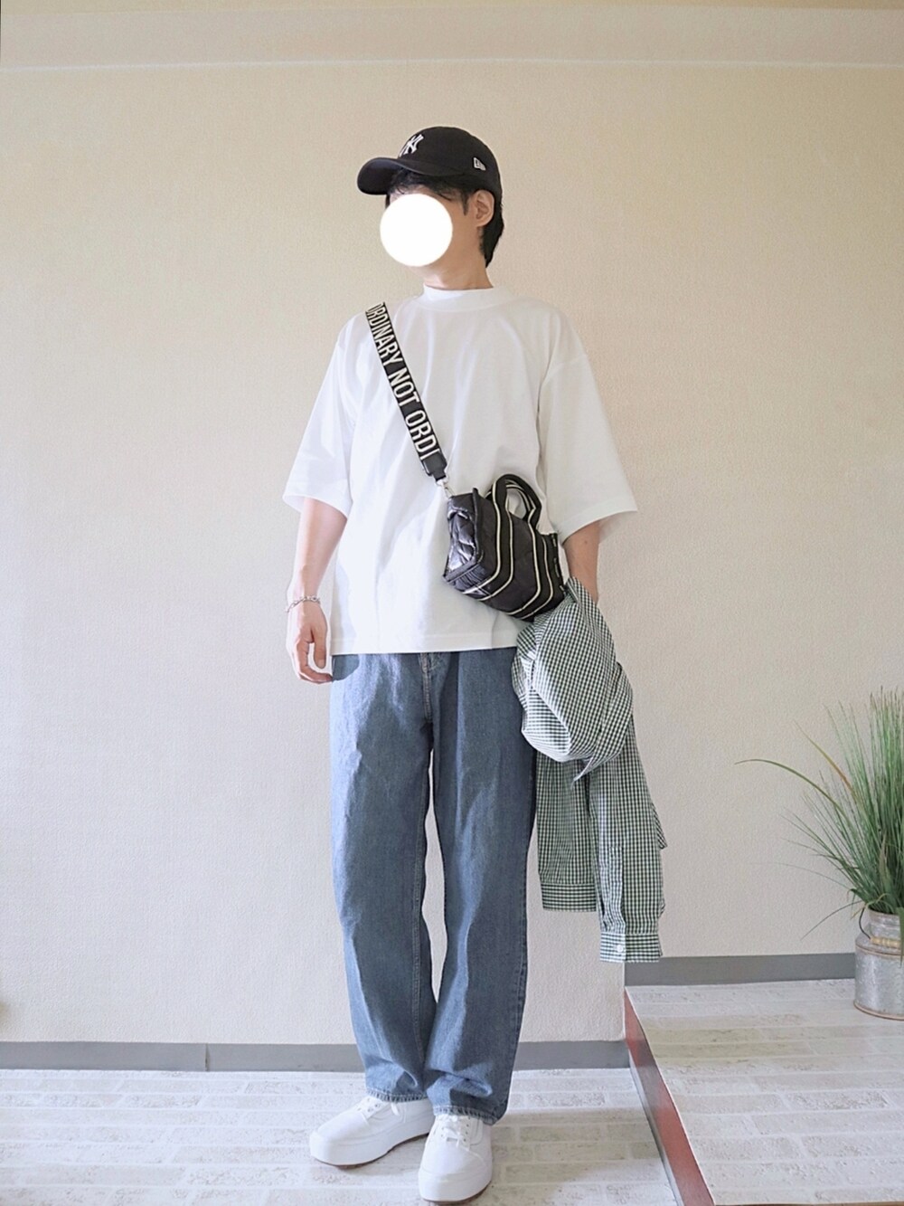 ホワイト系のTシャツ/カットソー、ホワイト系のスニーカー、その他のシャツ/ブラウスを着用したメンズの夏コーディネートの2枚目の写真